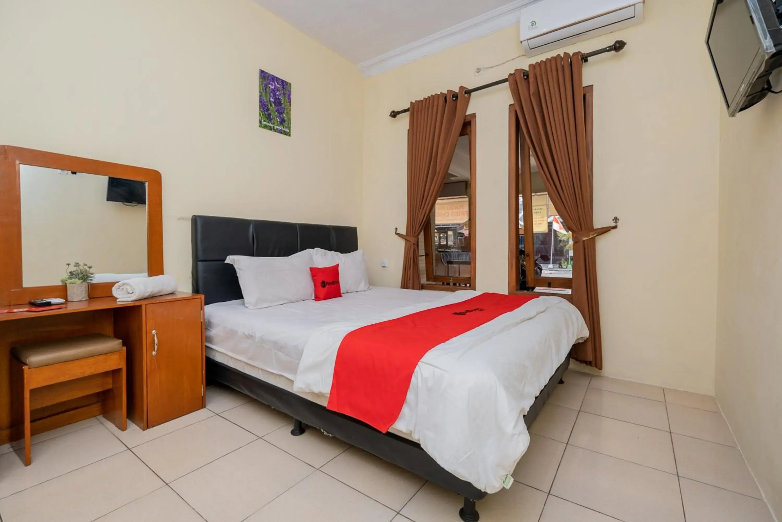 Bed in RedDoorz Syariah At Danau Maninjau Sawojajar Bed in RedDoorz Syariah At Danau Maninjau Sawojajar