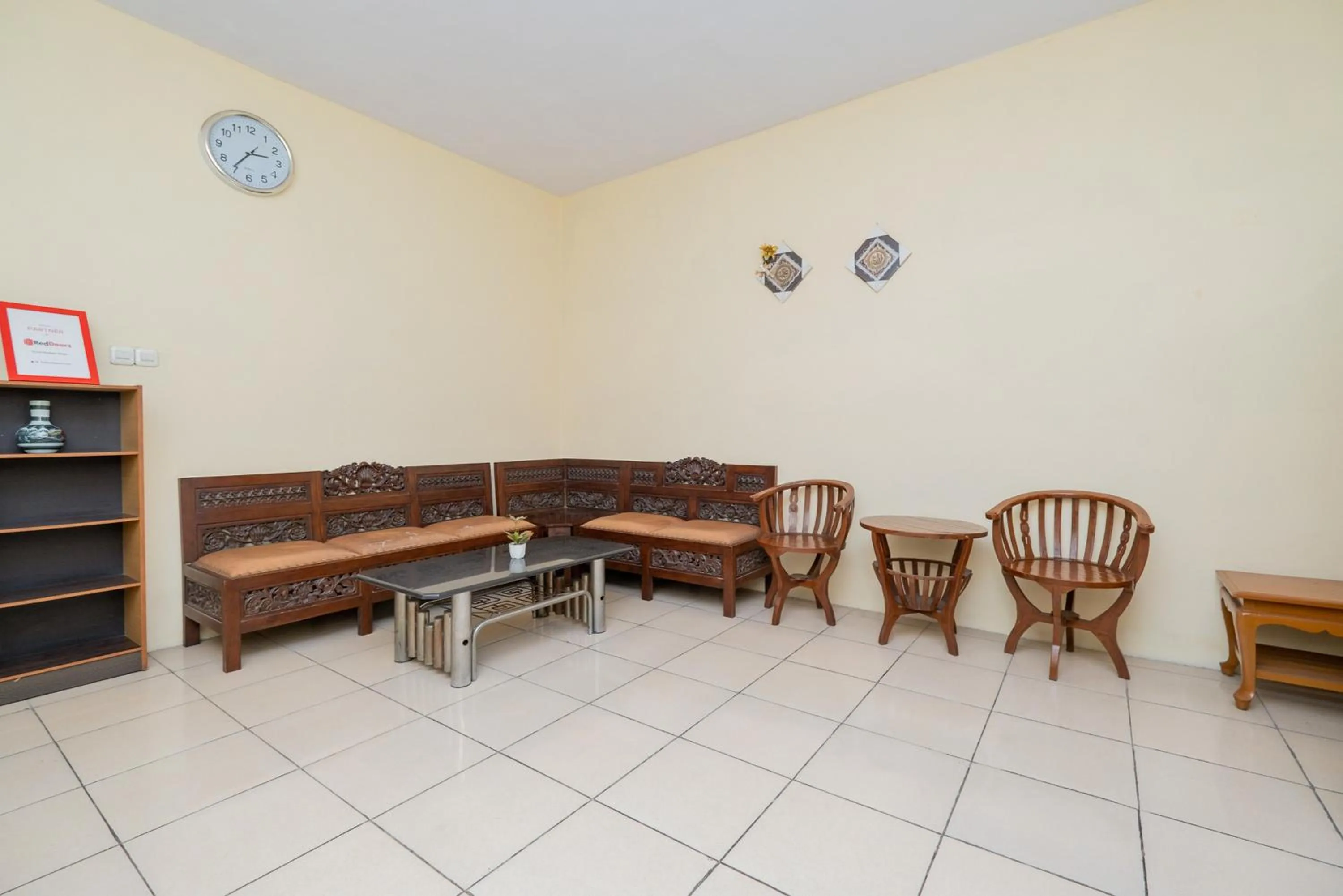 Seating area in RedDoorz Syariah At Danau Maninjau Sawojajar