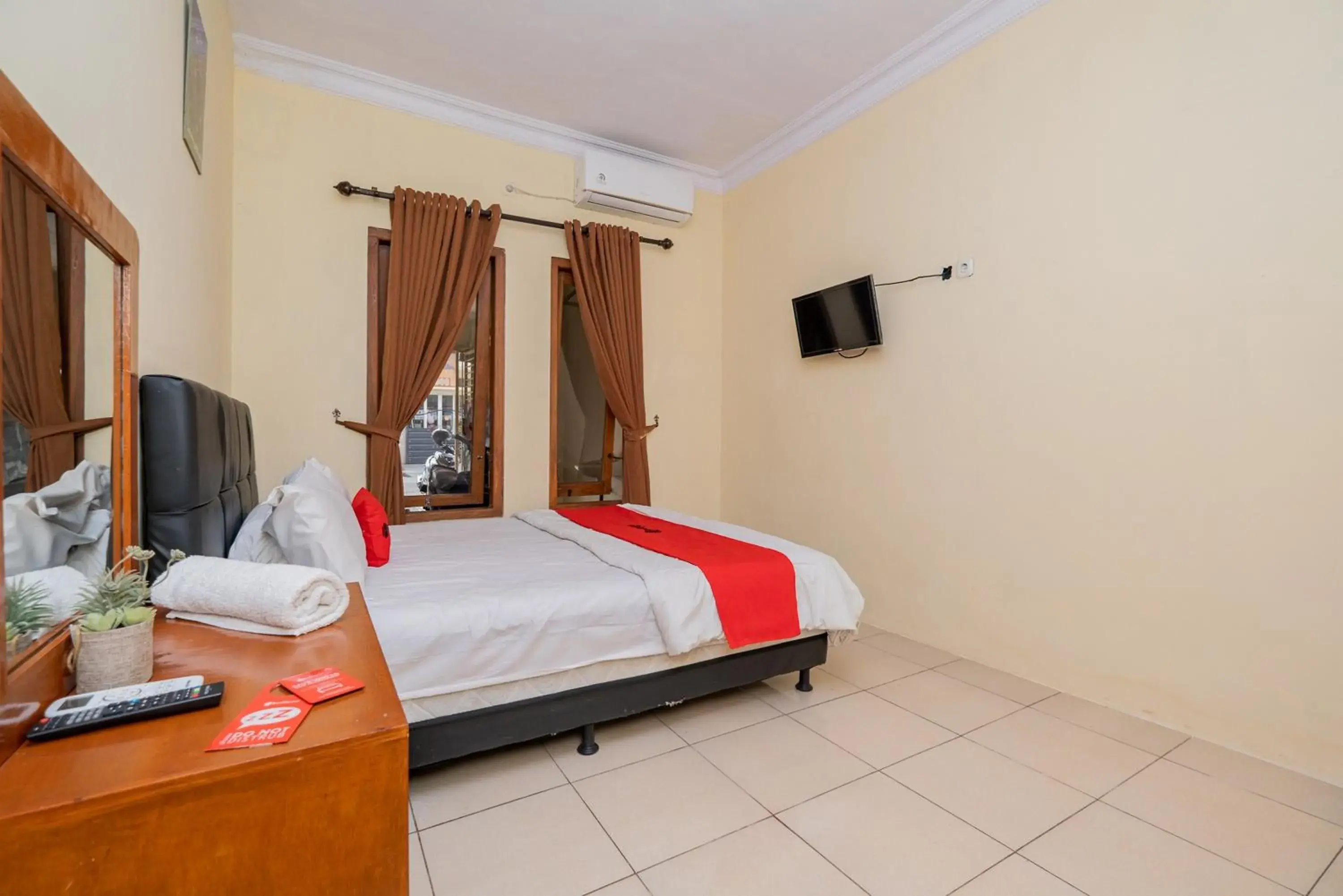 Bed in RedDoorz Syariah At Danau Maninjau Sawojajar Bed in RedDoorz Syariah At Danau Maninjau Sawojajar