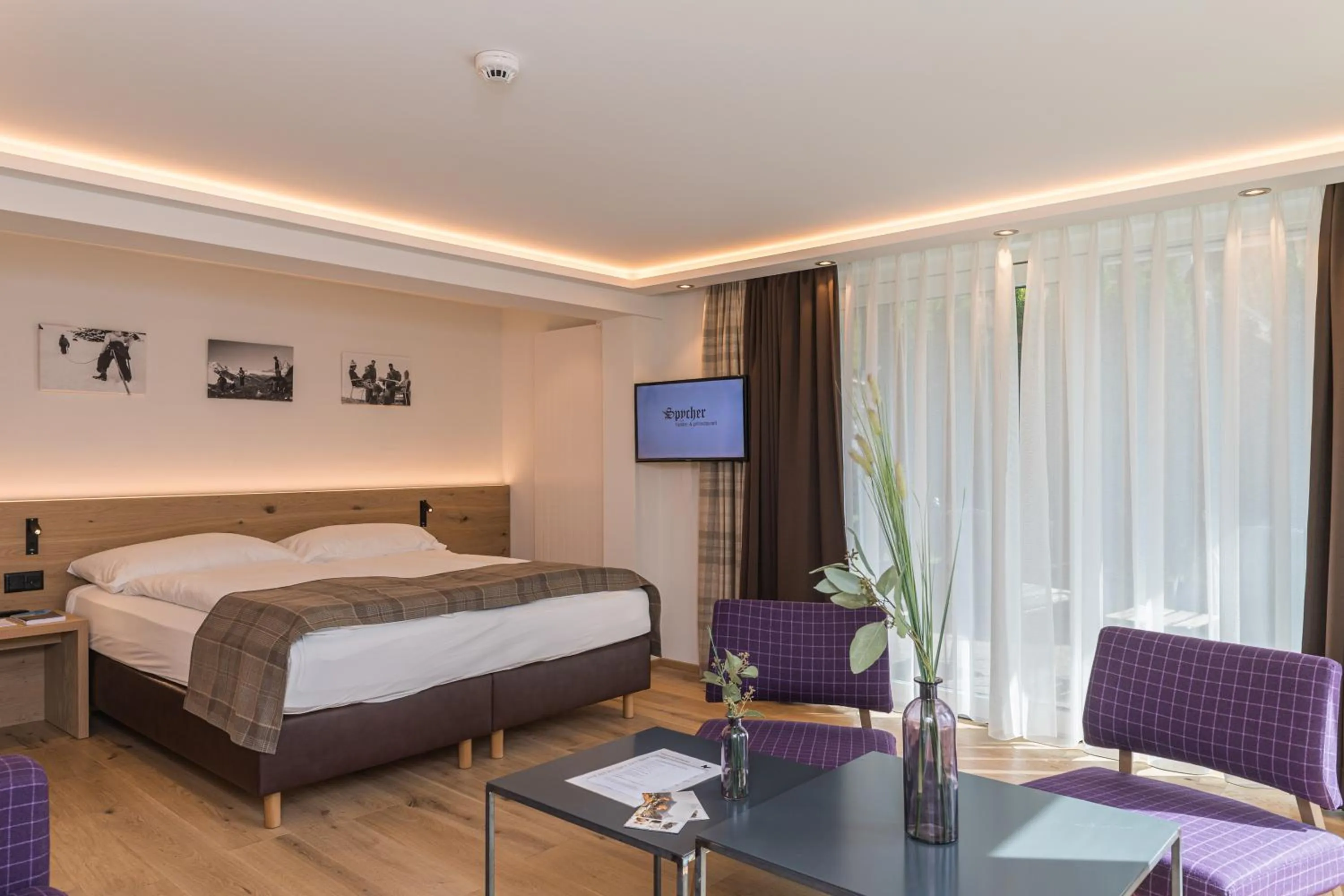 Living room, Bed in Hotel Bella Vista Zermatt