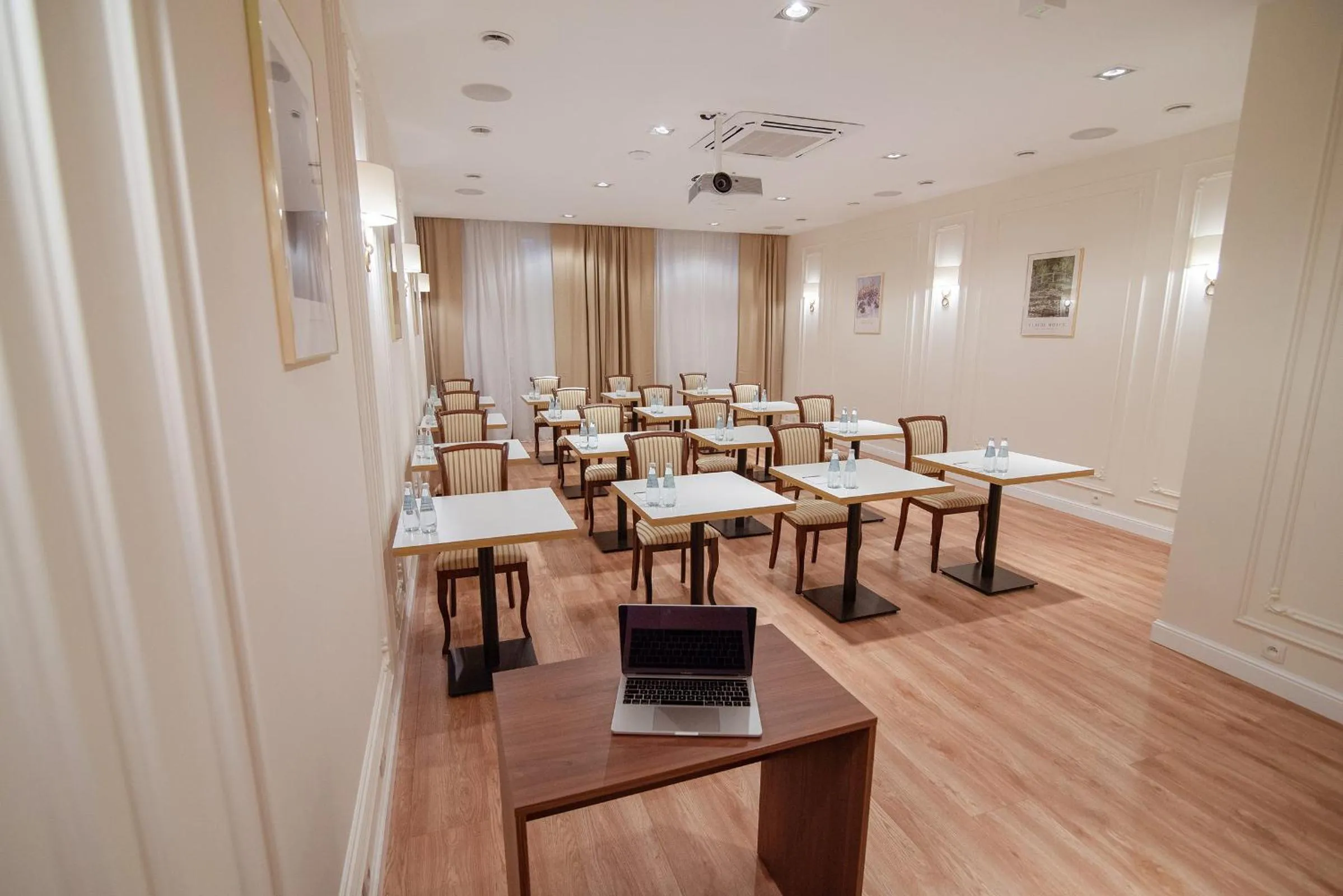 Meeting/conference room in W Sercu Krakowa Aparthotel