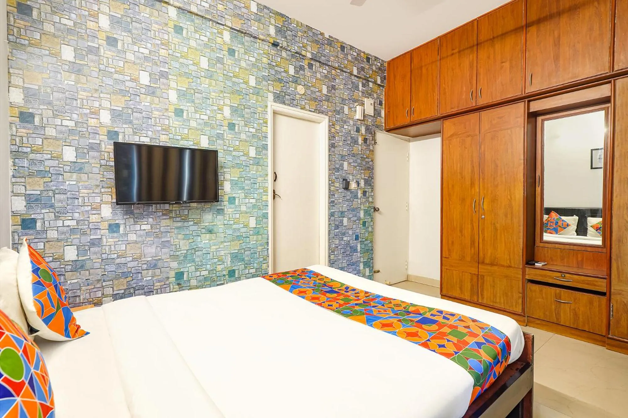 Bed in FabHotel Kings Suites Banaswadi