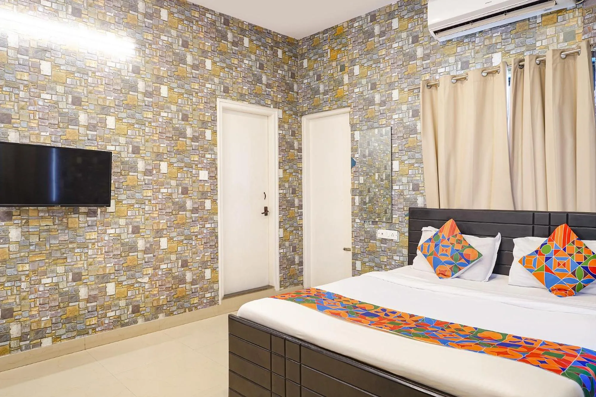 Bed in FabHotel Kings Suites Banaswadi