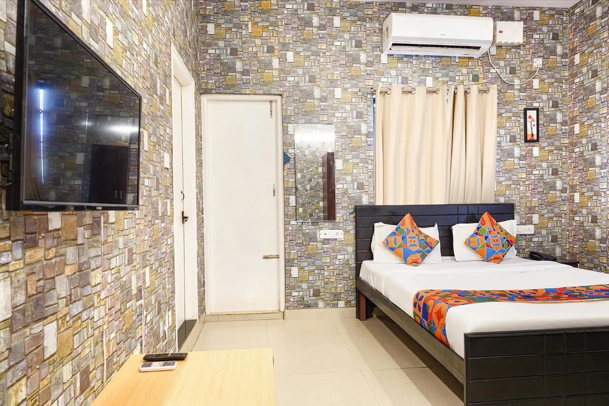 Bed in FabHotel Kings Suites Banaswadi