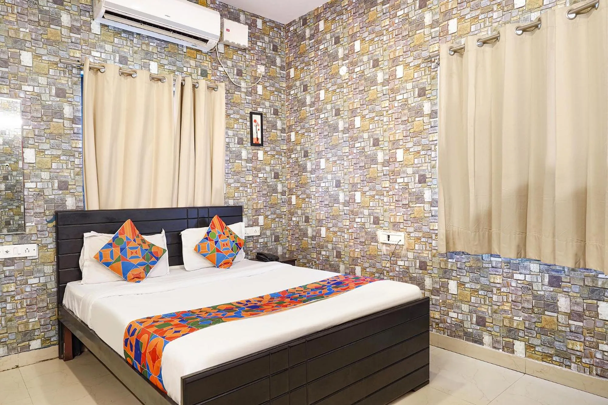 Bed in FabHotel Kings Suites Banaswadi
