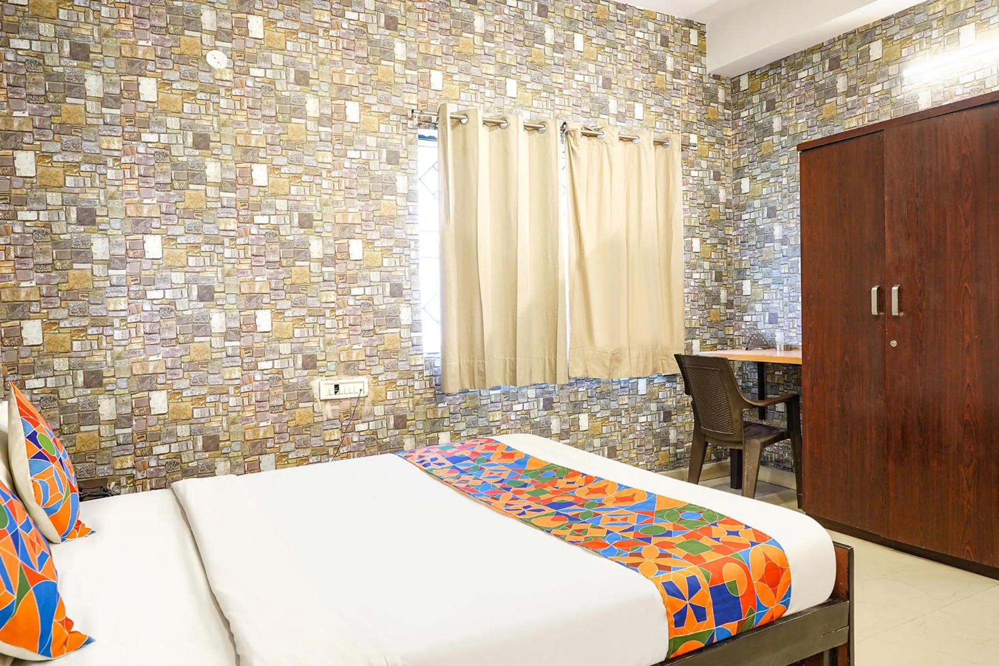 Bed in FabHotel Kings Suites Banaswadi