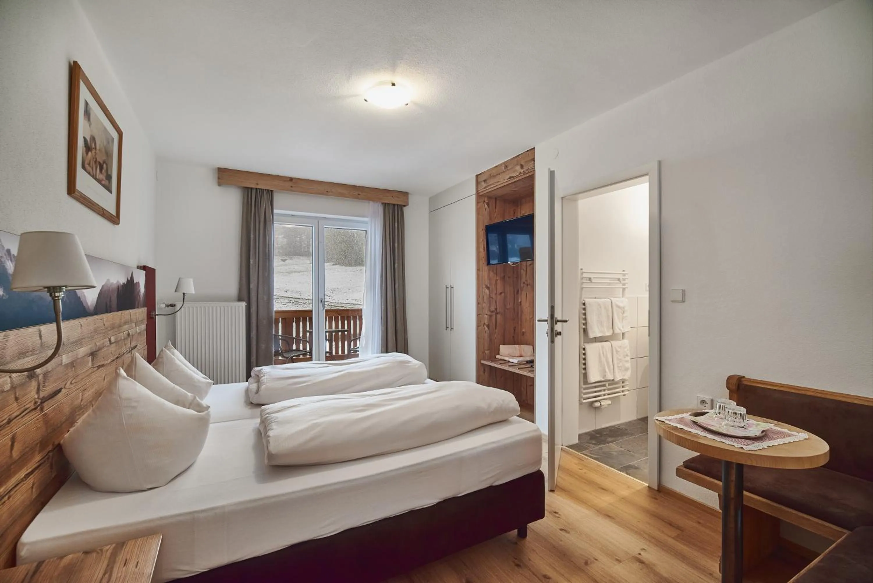 Photo of the whole room, Bed in Aktivhotel & Gasthof Schmelz Ihr familienfreundliches Urlaubs Hotel mit Wellness Almsauna ab Februar Chiemgau Karte