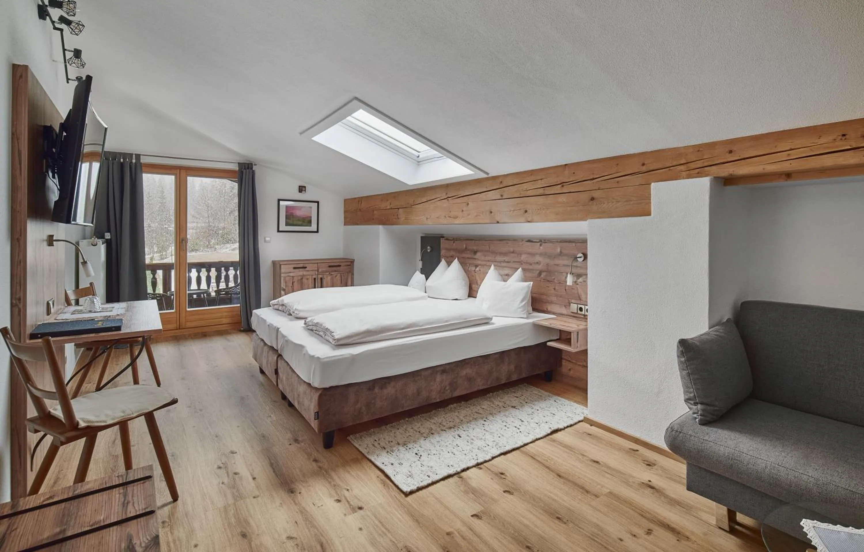 Photo of the whole room, Bed in Aktivhotel & Gasthof Schmelz Ihr familienfreundliches Urlaubs Hotel mit Wellness Almsauna ab Februar Chiemgau Karte