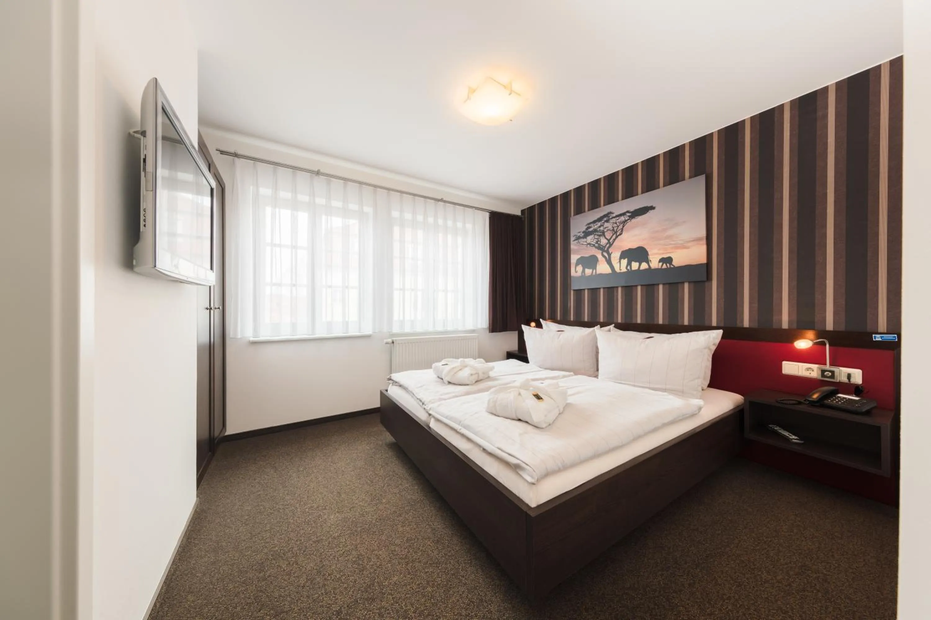 Photo of the whole room, Bed in Hotel Mühlhäuser Hof