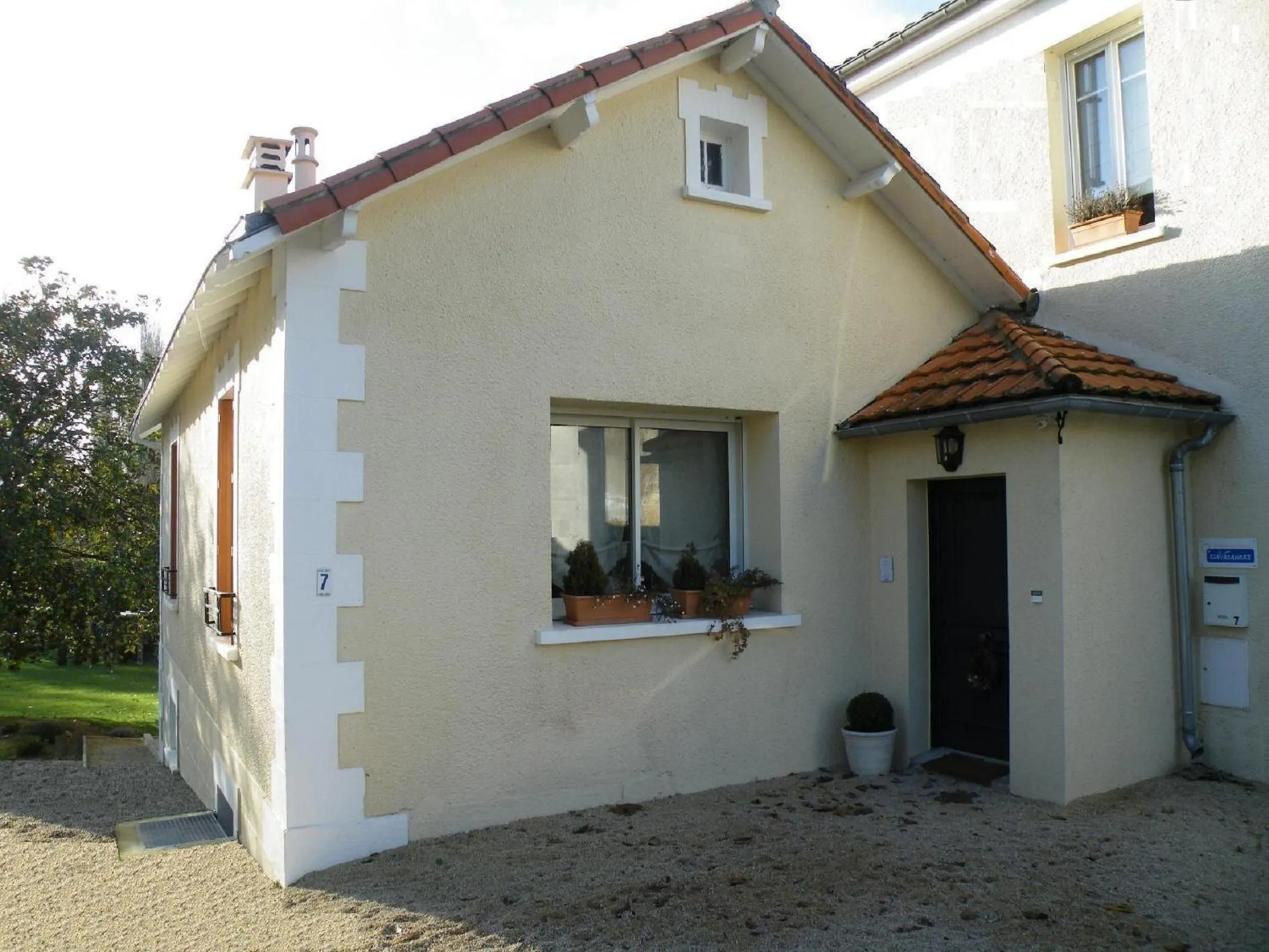 Facade/entrance in La Villa Camille