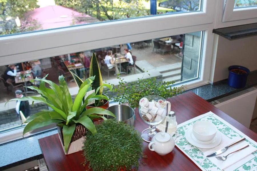 Restaurant/places to eat in Hotel Römerhafen