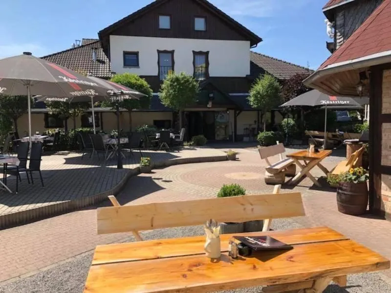 Patio in Toschis Station-Motel-Wirtshaus-an der Autobahn-Bowling