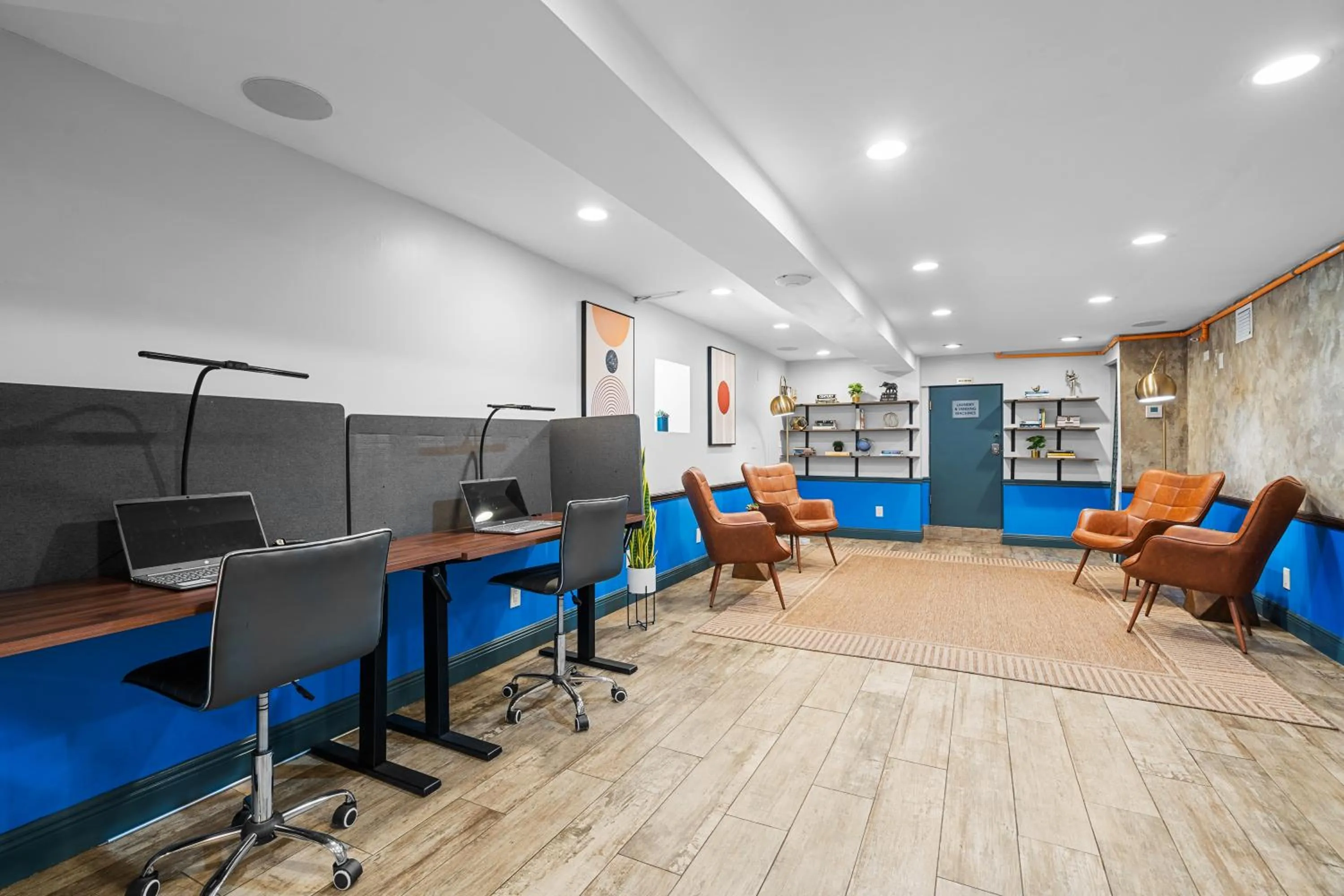 Business facilities in Nine20 Collins Apartments by Lowkl