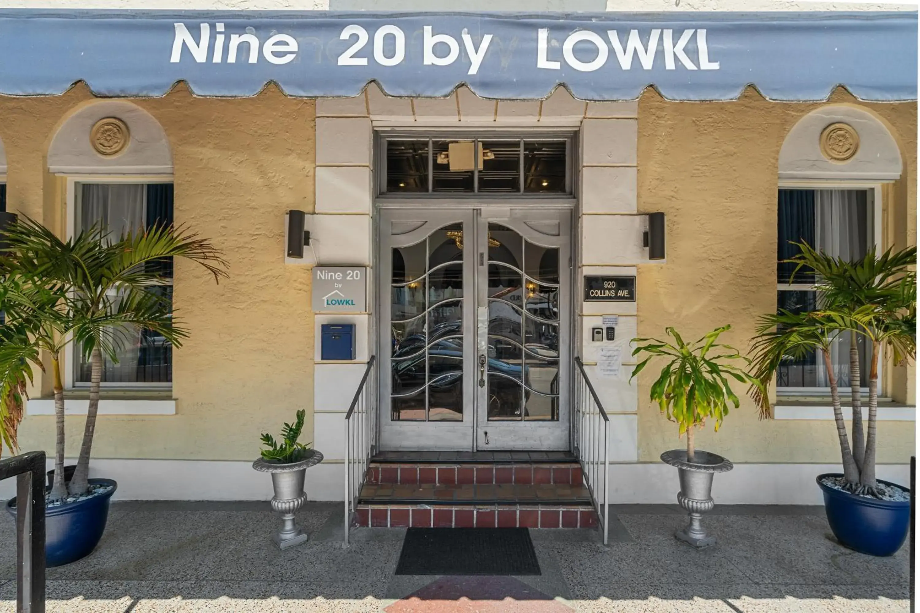 Facade/entrance in Nine20 Collins Apartments by Lowkl Facade/entrance in Nine20 Collins Apartments by Lowkl