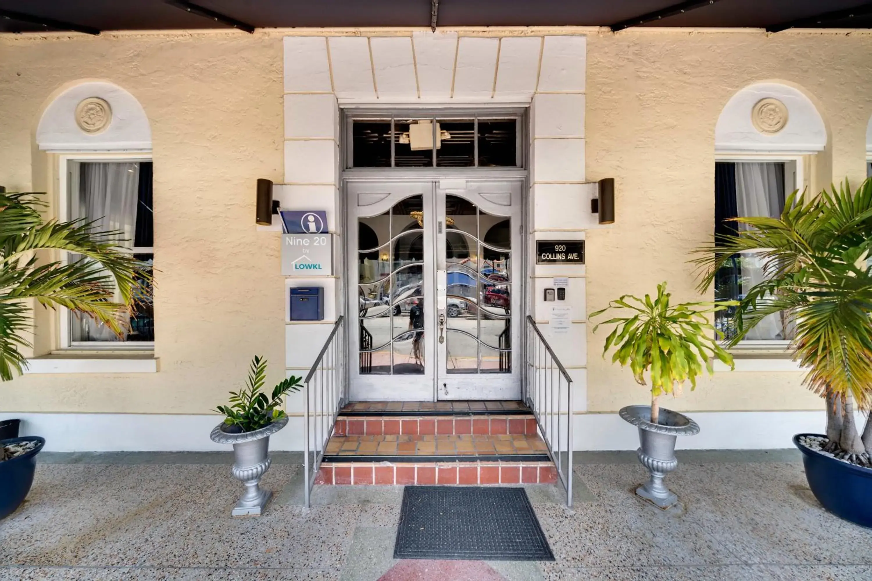 Facade/entrance in Nine20 Collins Apartments by Lowkl Facade/entrance in Nine20 Collins Apartments by Lowkl