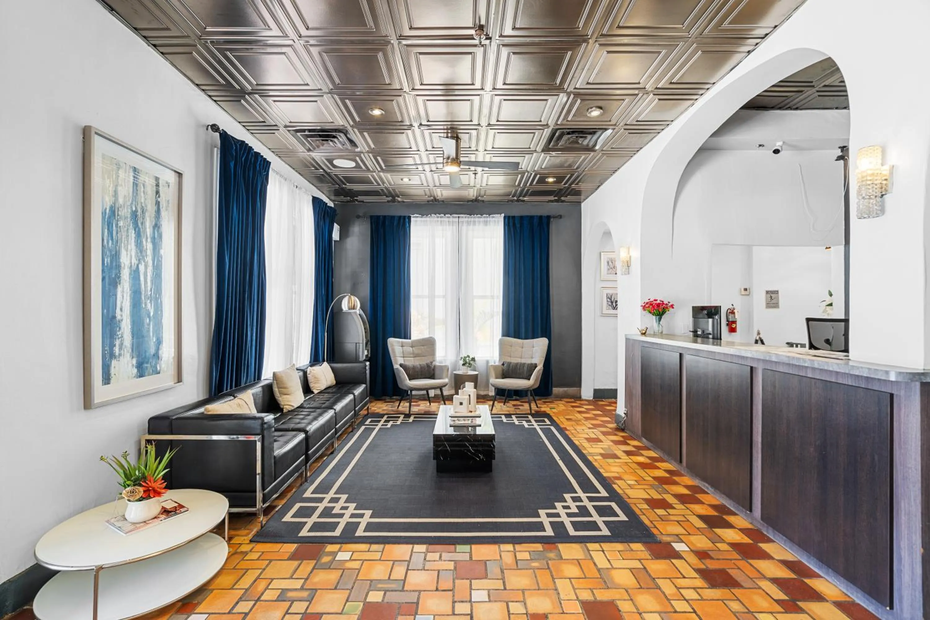 Seating area in Nine20 Collins Apartments by Lowkl