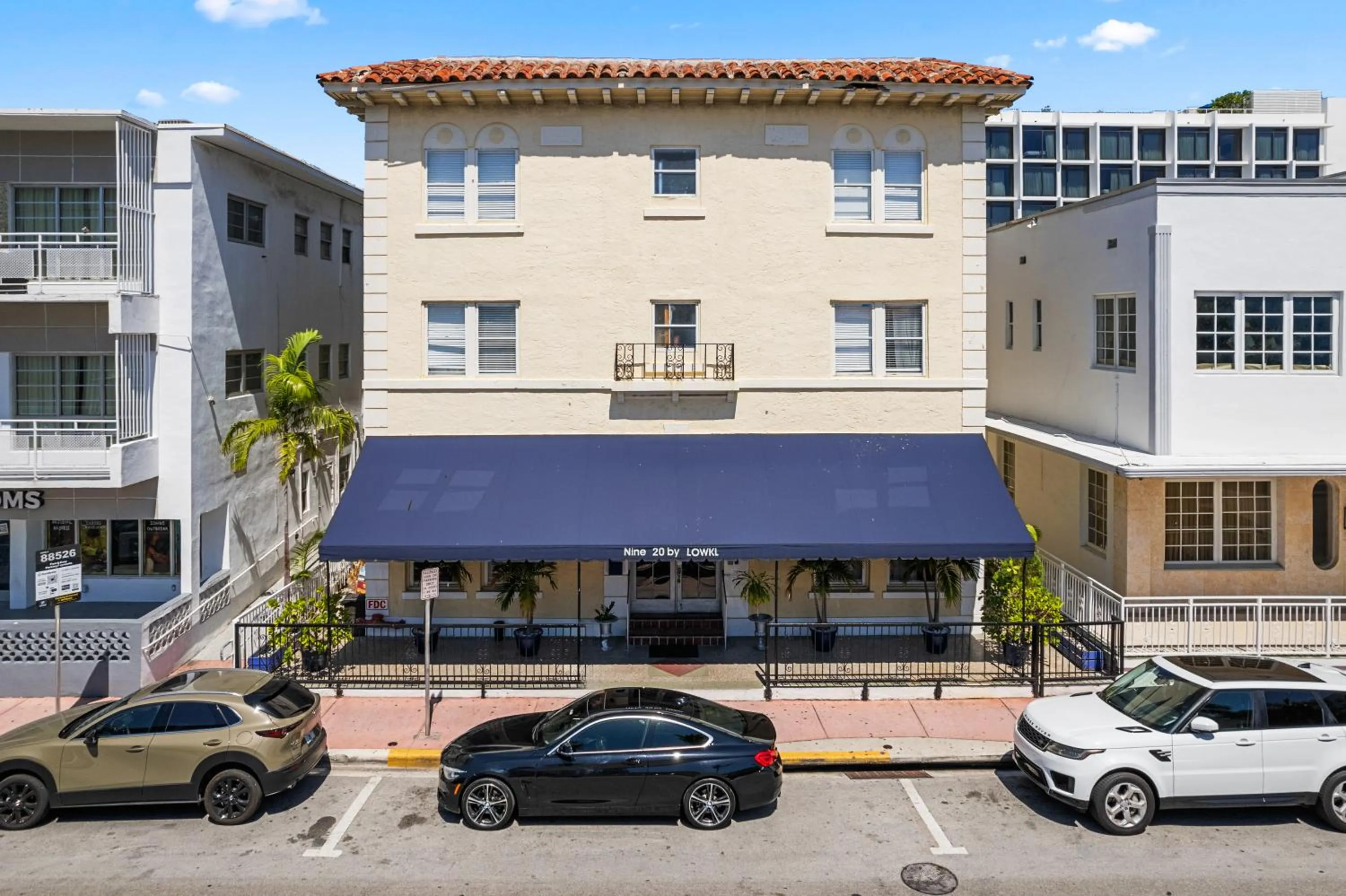 Street view in Nine20 Collins Apartments by Lowkl