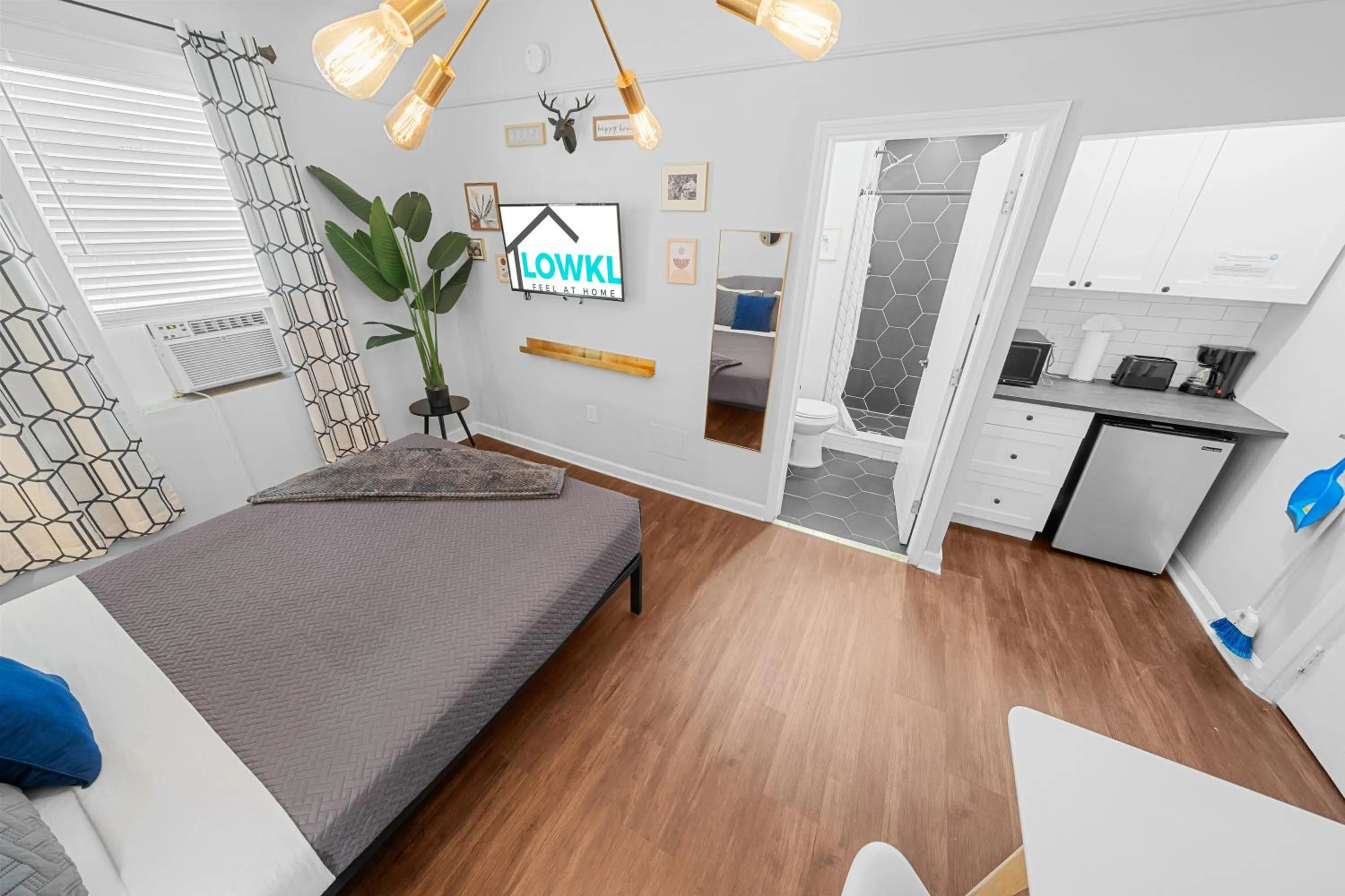 Photo of the whole room, Bed in Nine20 Collins Apartments by Lowkl