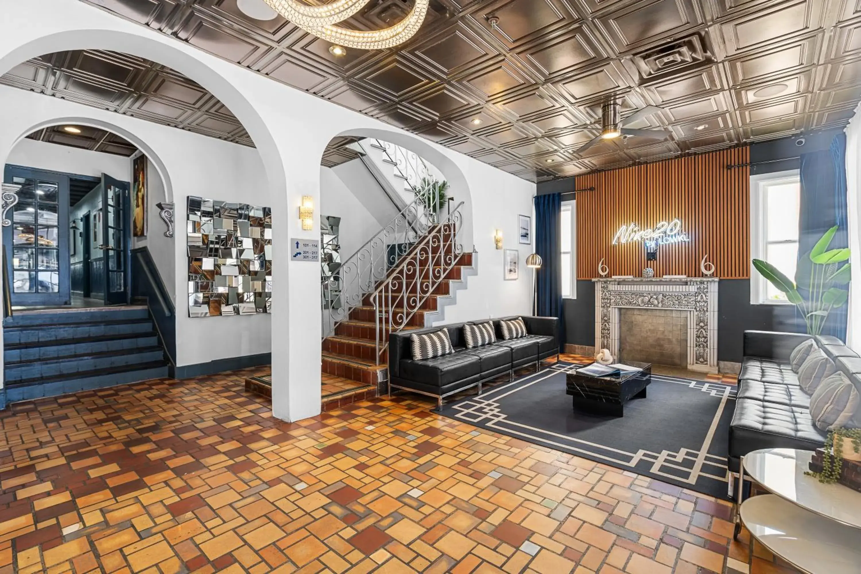 Lobby or reception in Nine20 Collins Apartments by Lowkl Lobby or reception in Nine20 Collins Apartments by Lowkl