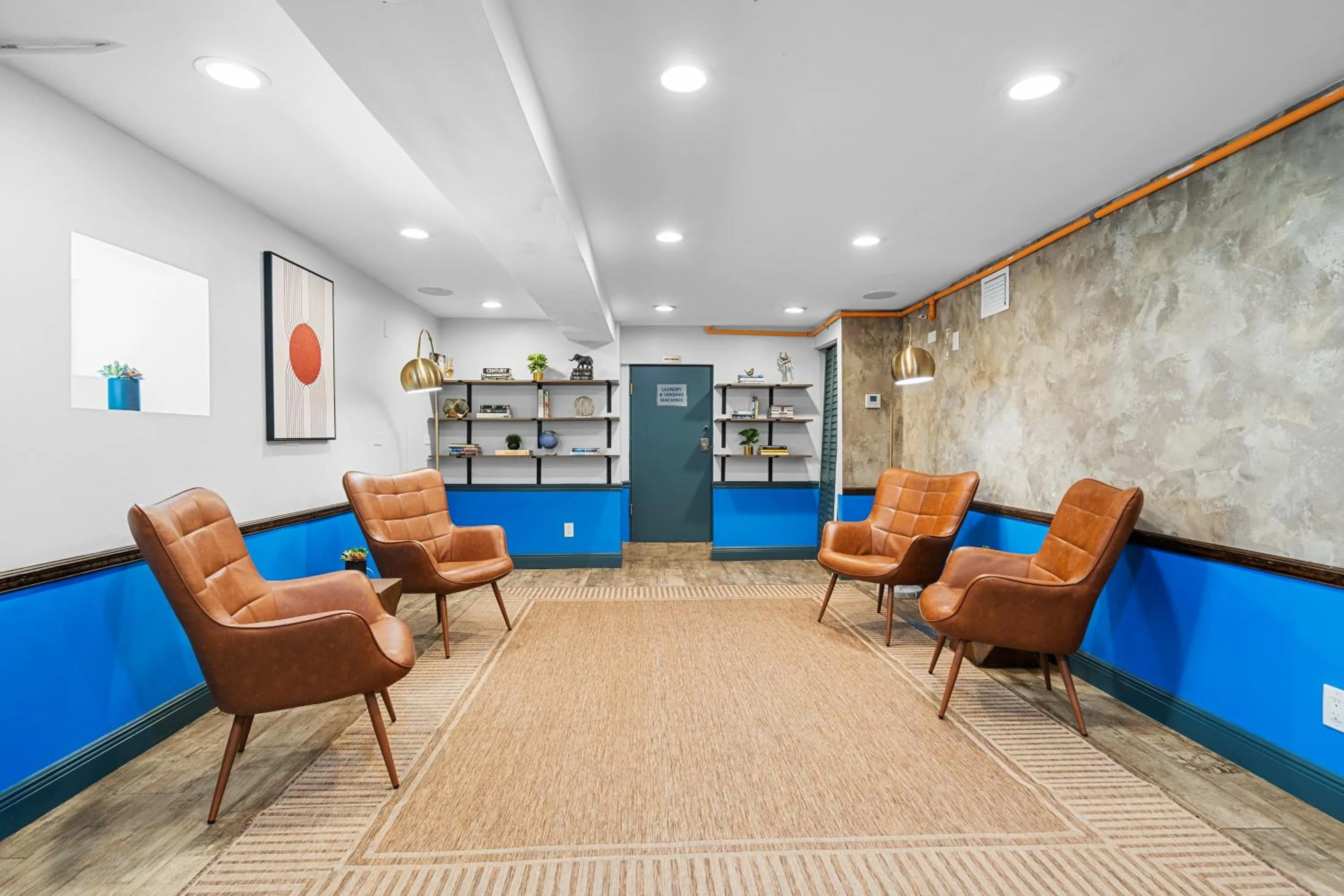 Seating area in Nine20 Collins Apartments by Lowkl