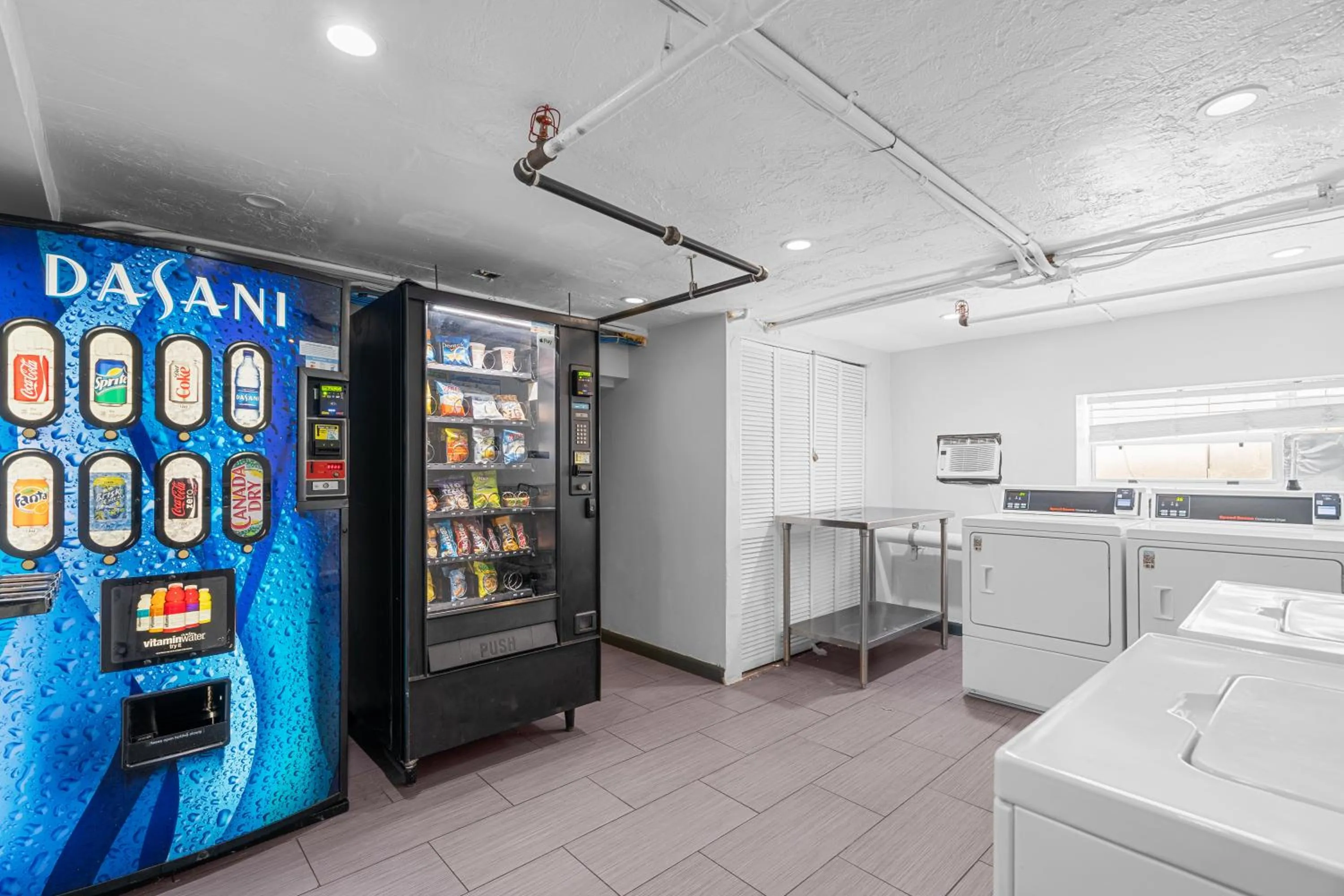 vending machine in Nine20 Collins Apartments by Lowkl