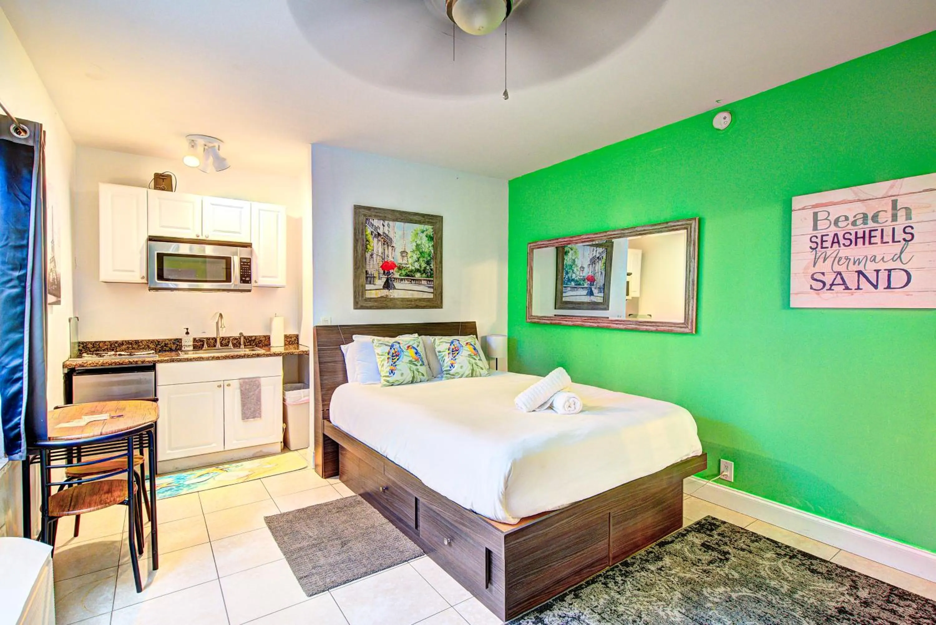 Bedroom in Little Paris by the ocean self check in