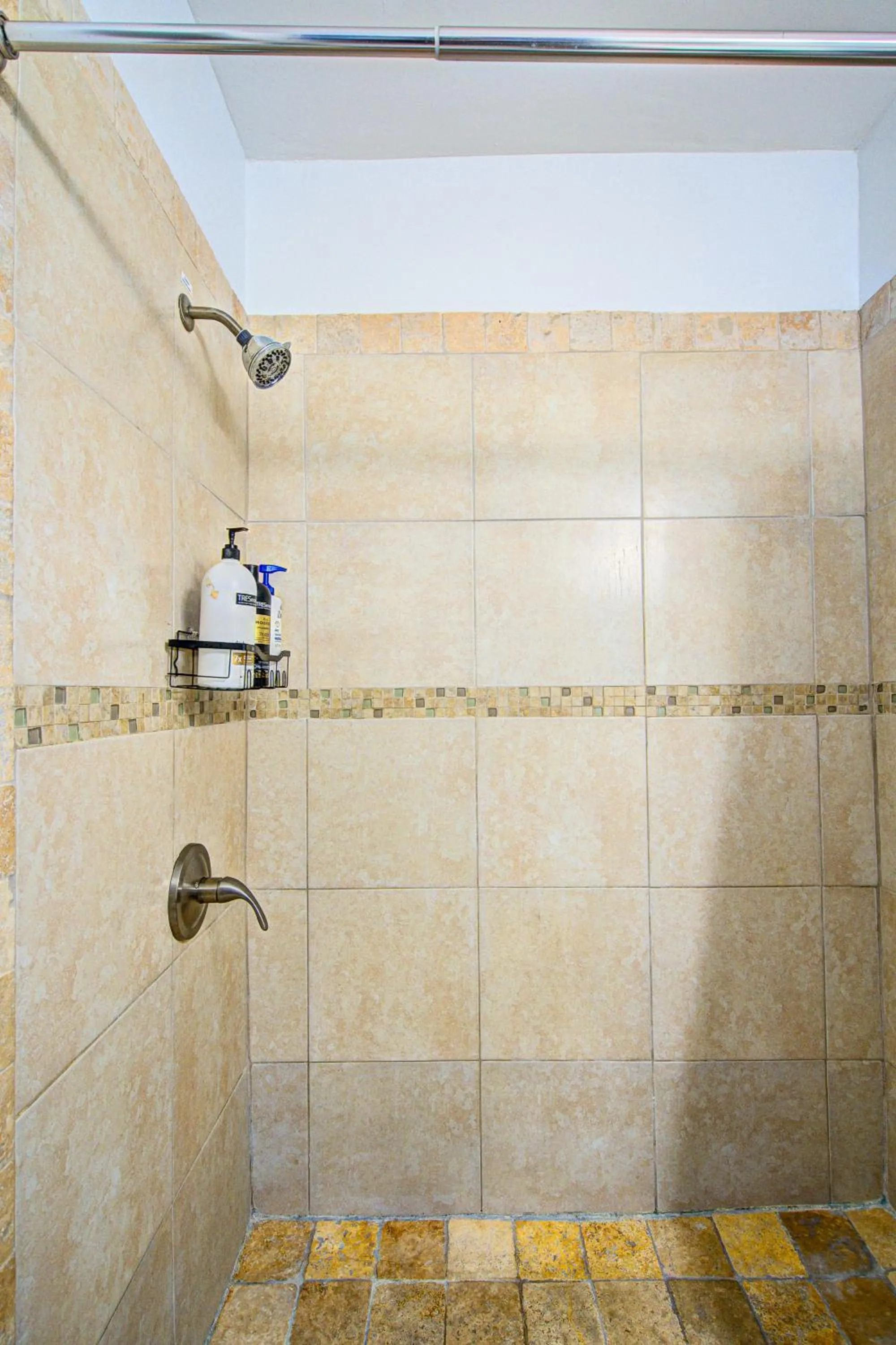 Shower in Little Paris by the ocean self check in