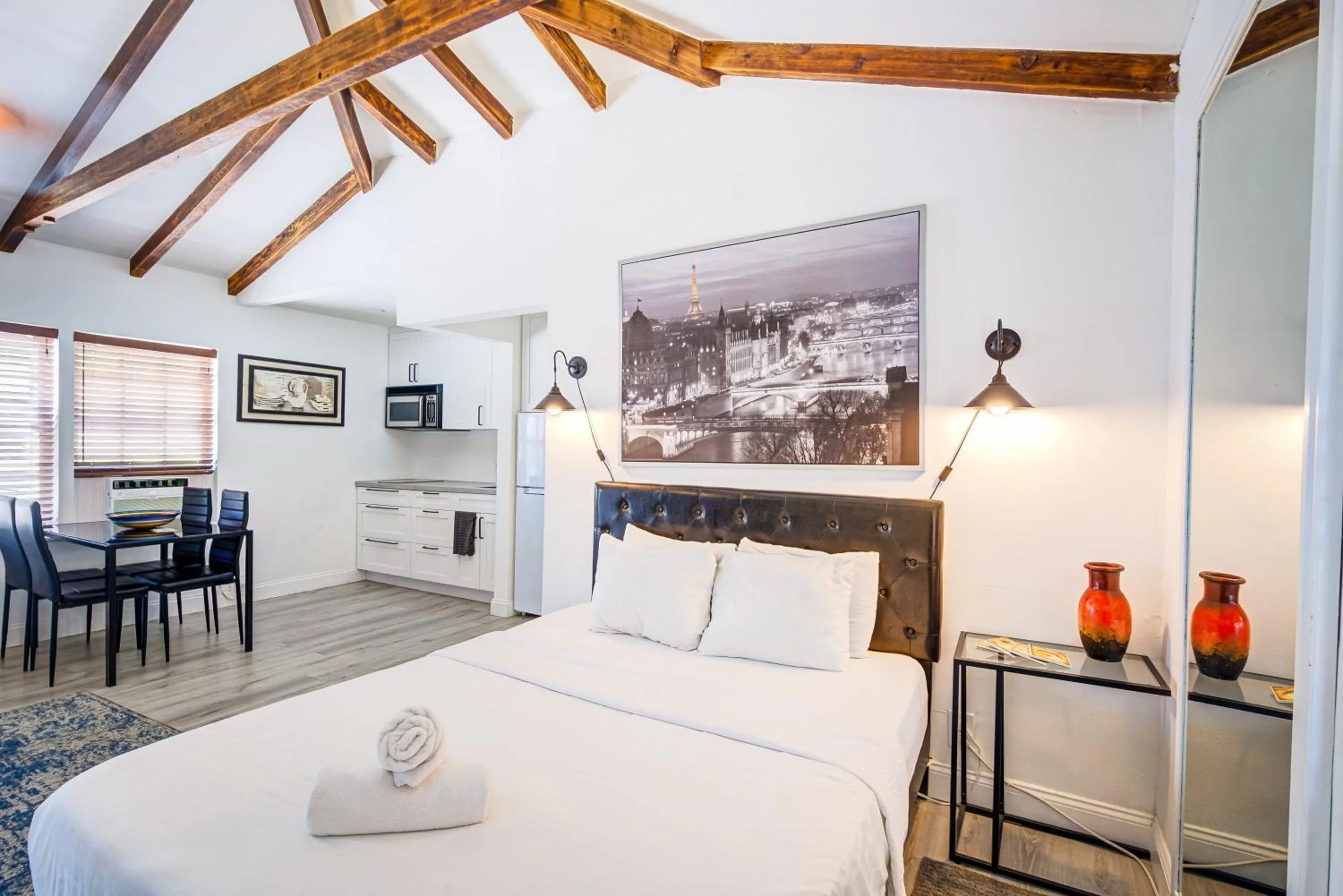 Bedroom, Bed in Little Paris by the ocean self check in