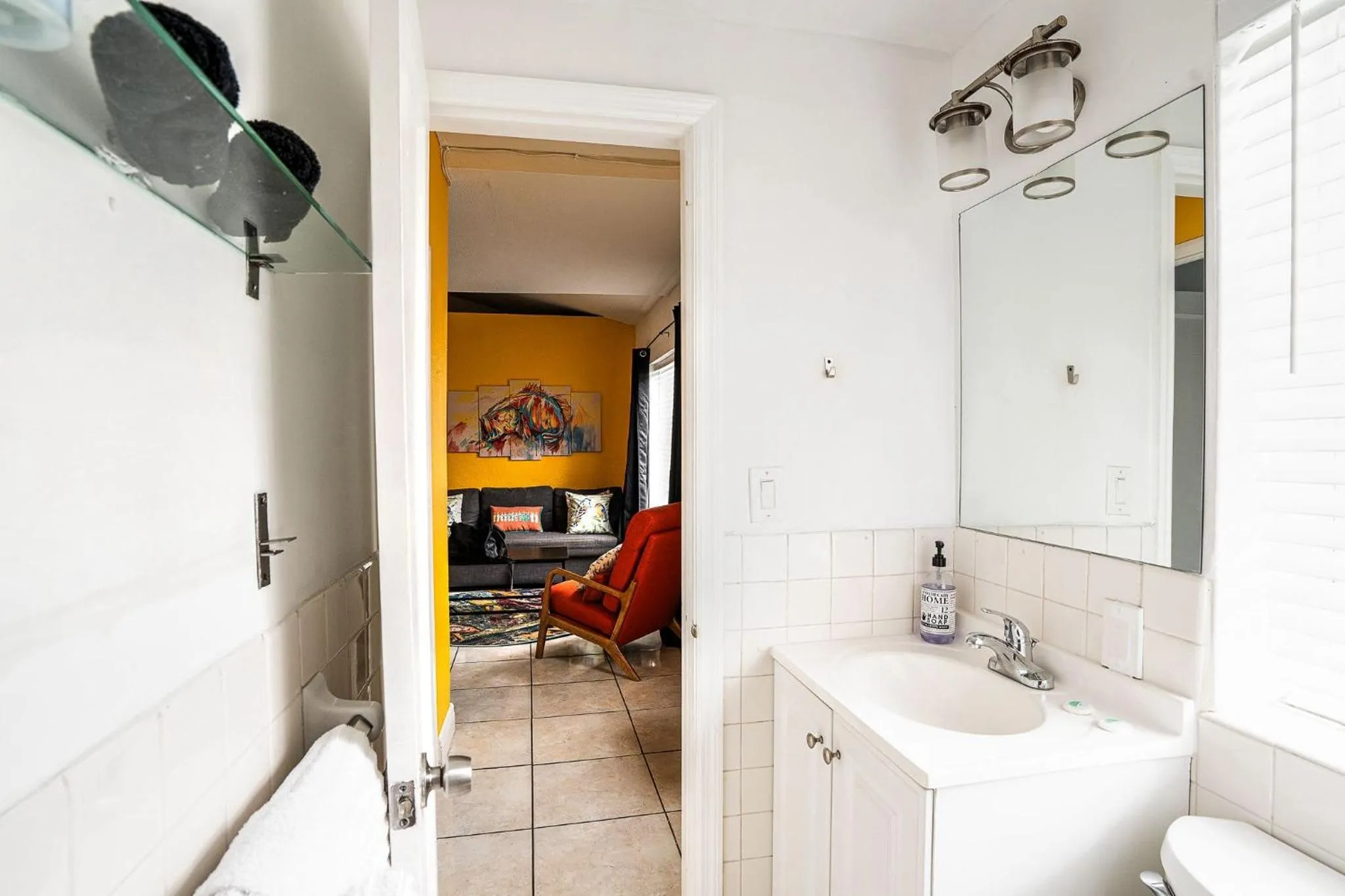 Shower in Little Paris by the ocean self check in