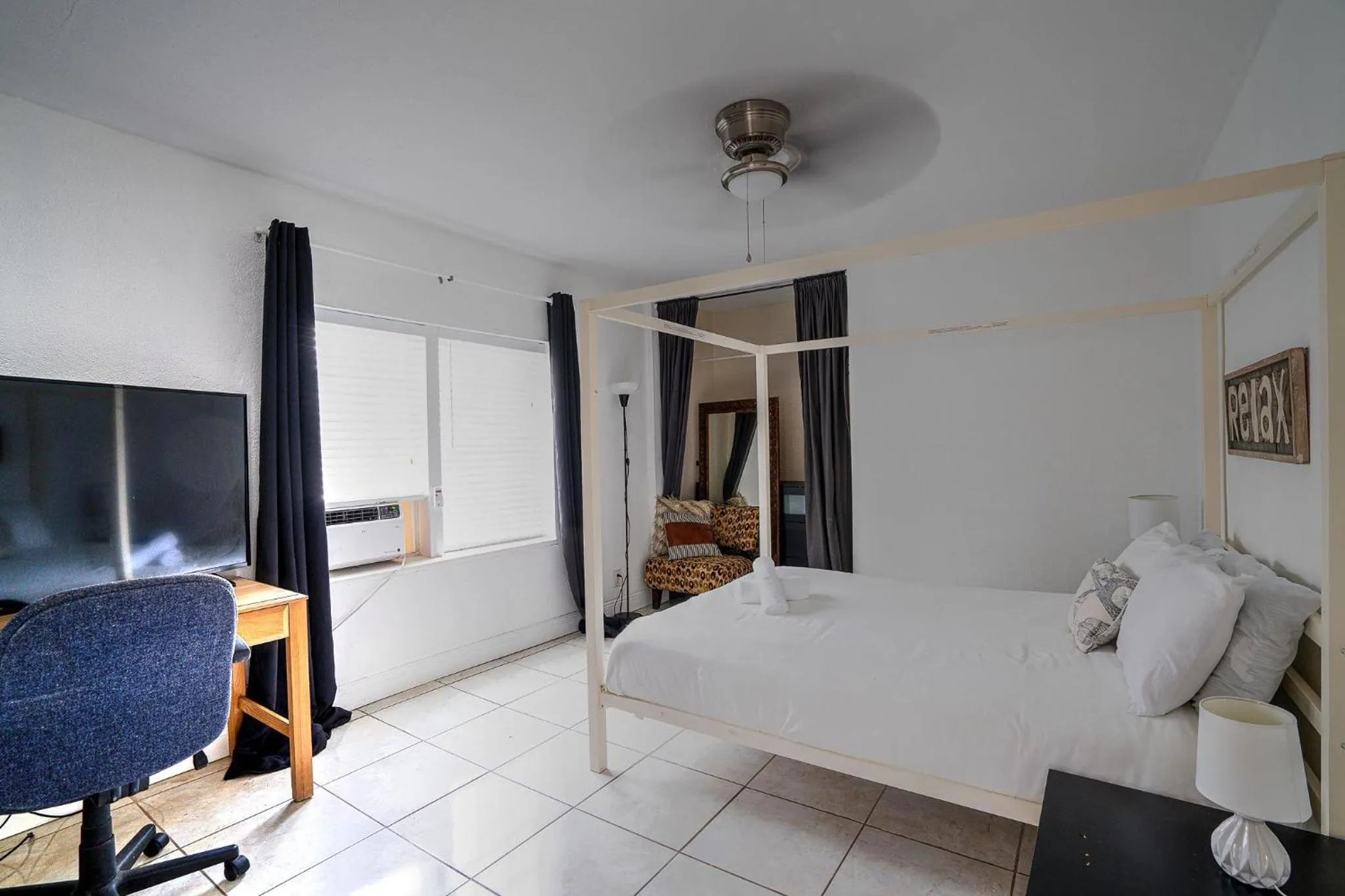 Bedroom, Bed in Little Paris by the ocean self check in