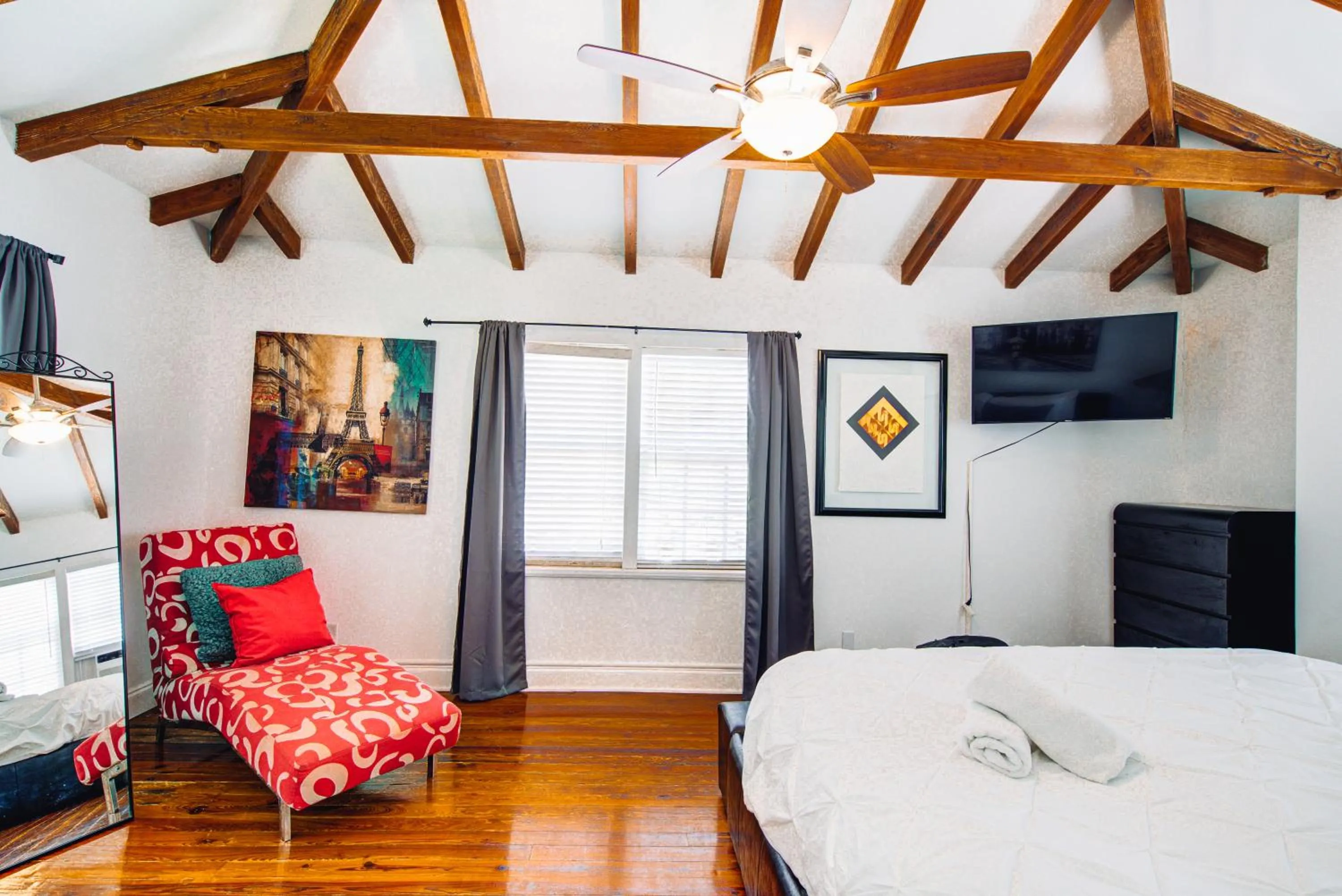 Bedroom, Bed in Little Paris by the ocean self check in