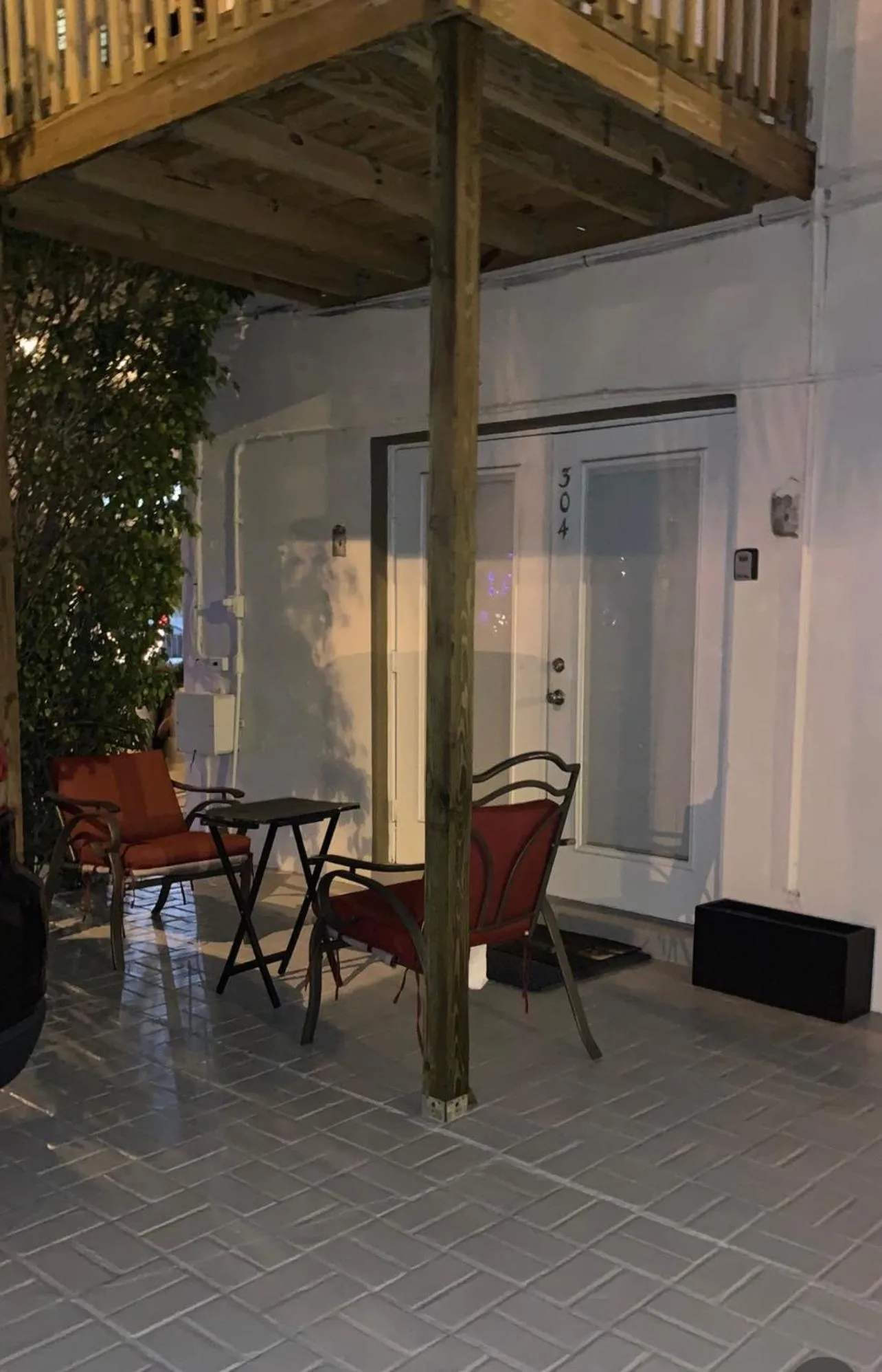 Facade/entrance in Little Paris by the ocean self check in