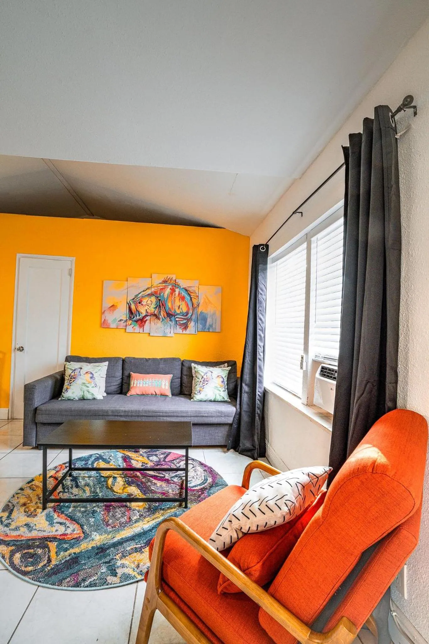 Living room, Bed in Little Paris by the ocean self check in