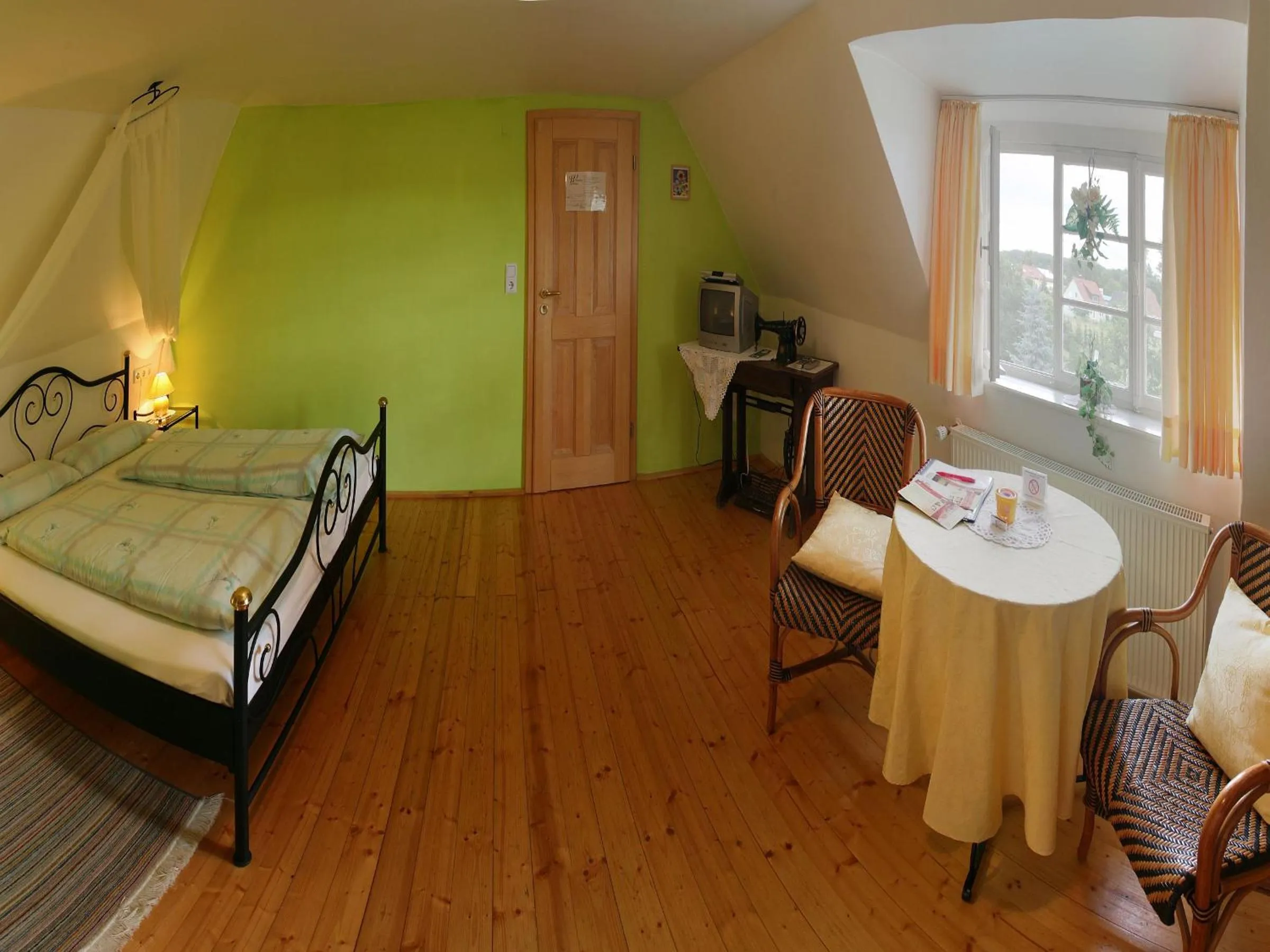 Bedroom, Bed in Worners Schloss Weingut & Wellness-Hotel