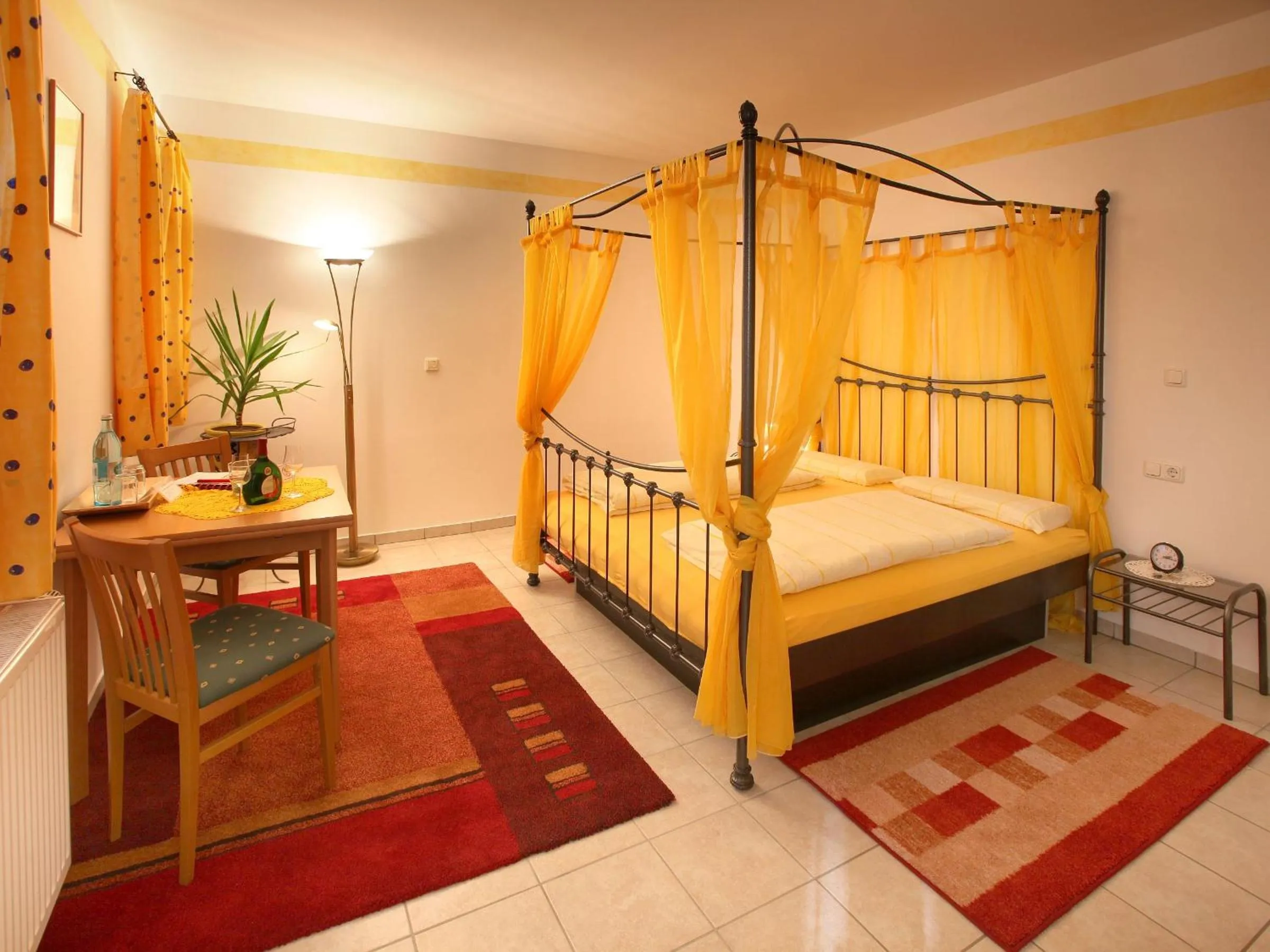 Bedroom, Bed in Worners Schloss Weingut & Wellness-Hotel