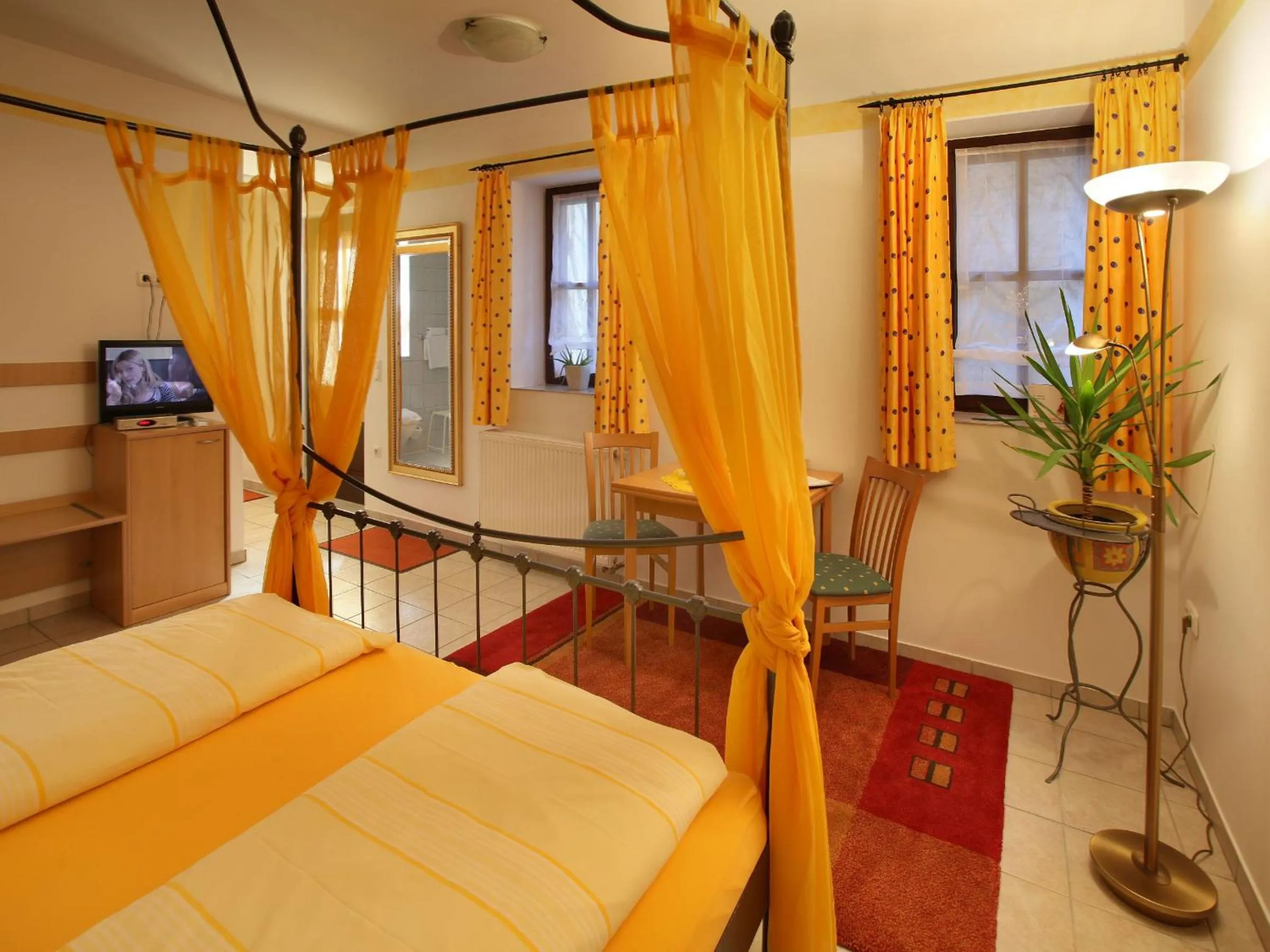 Bedroom, Bed in Worners Schloss Weingut & Wellness-Hotel