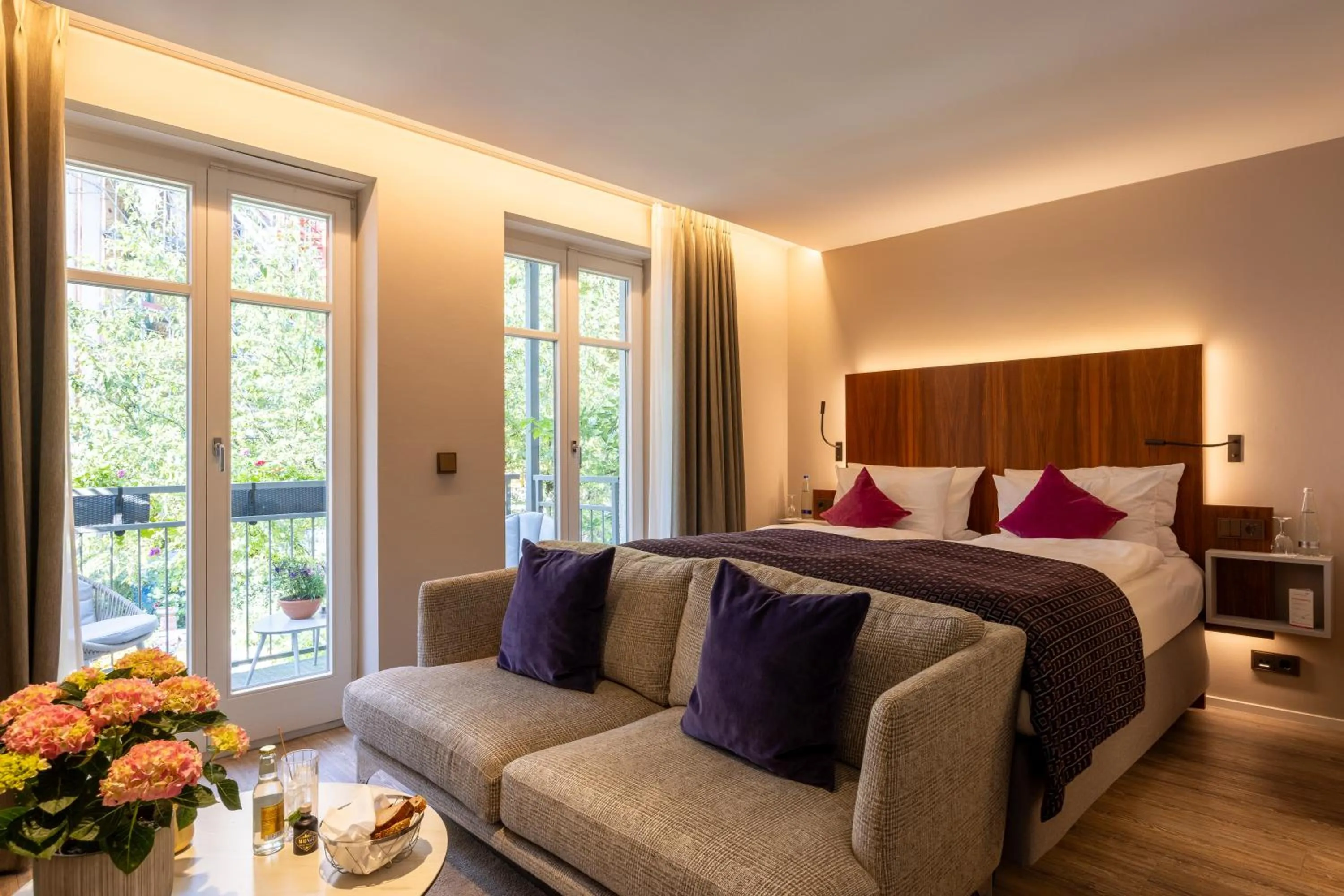 Garden view, Bed in MAXIMILIAN MUNICH Apartments & Hotel