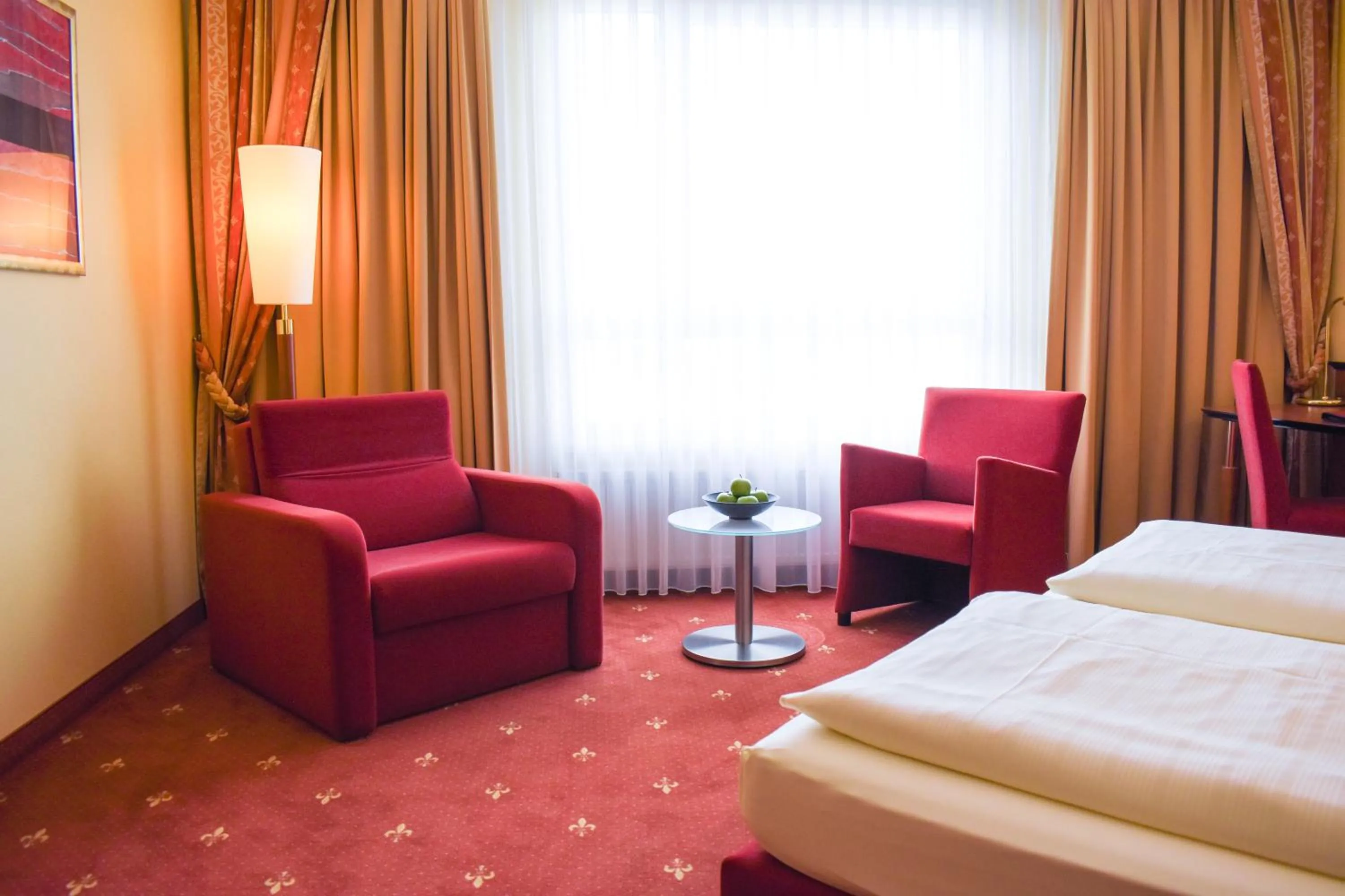 Photo of the whole room, Bed in Hotel ESPERANTO Kongress- und Kulturzentrum Fulda