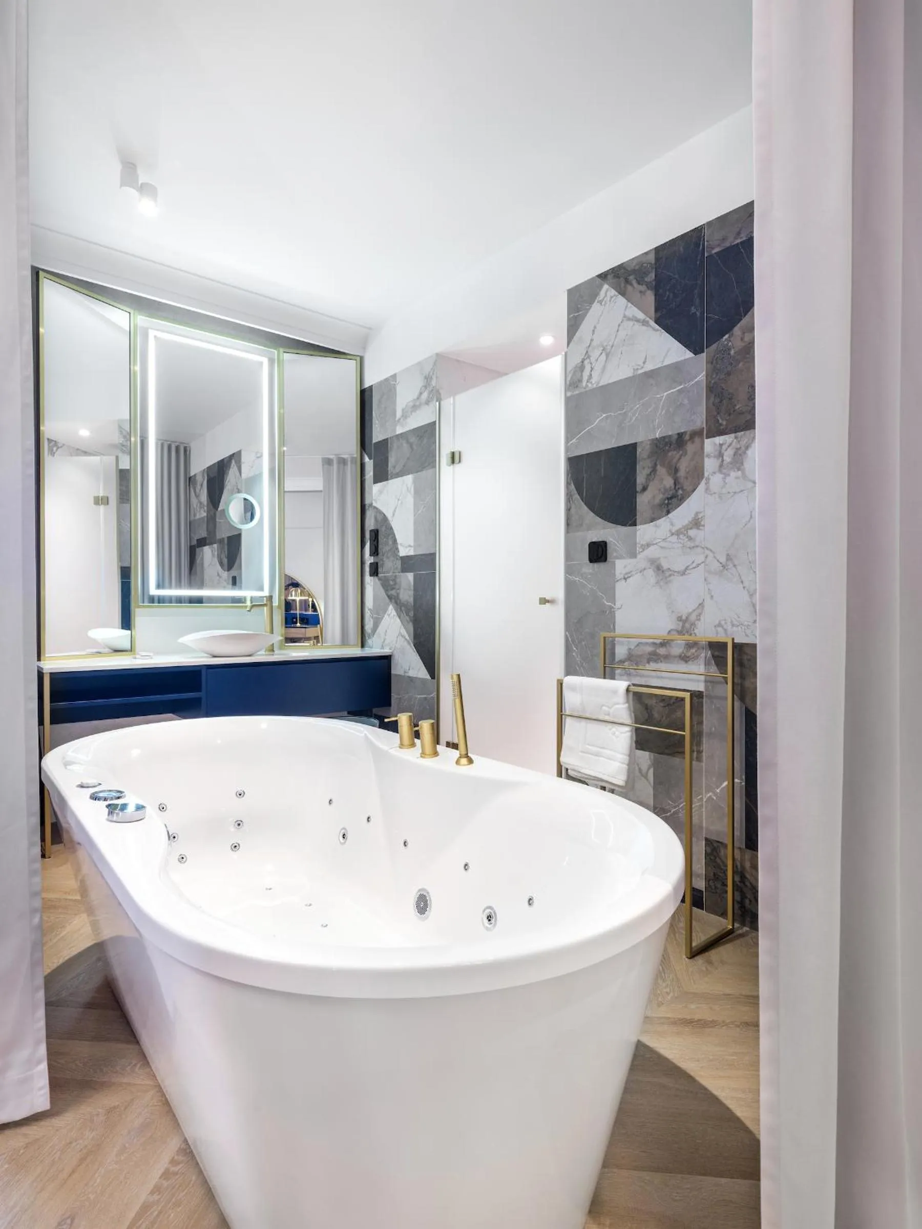 Hot Tub in Hotel Golden Queen