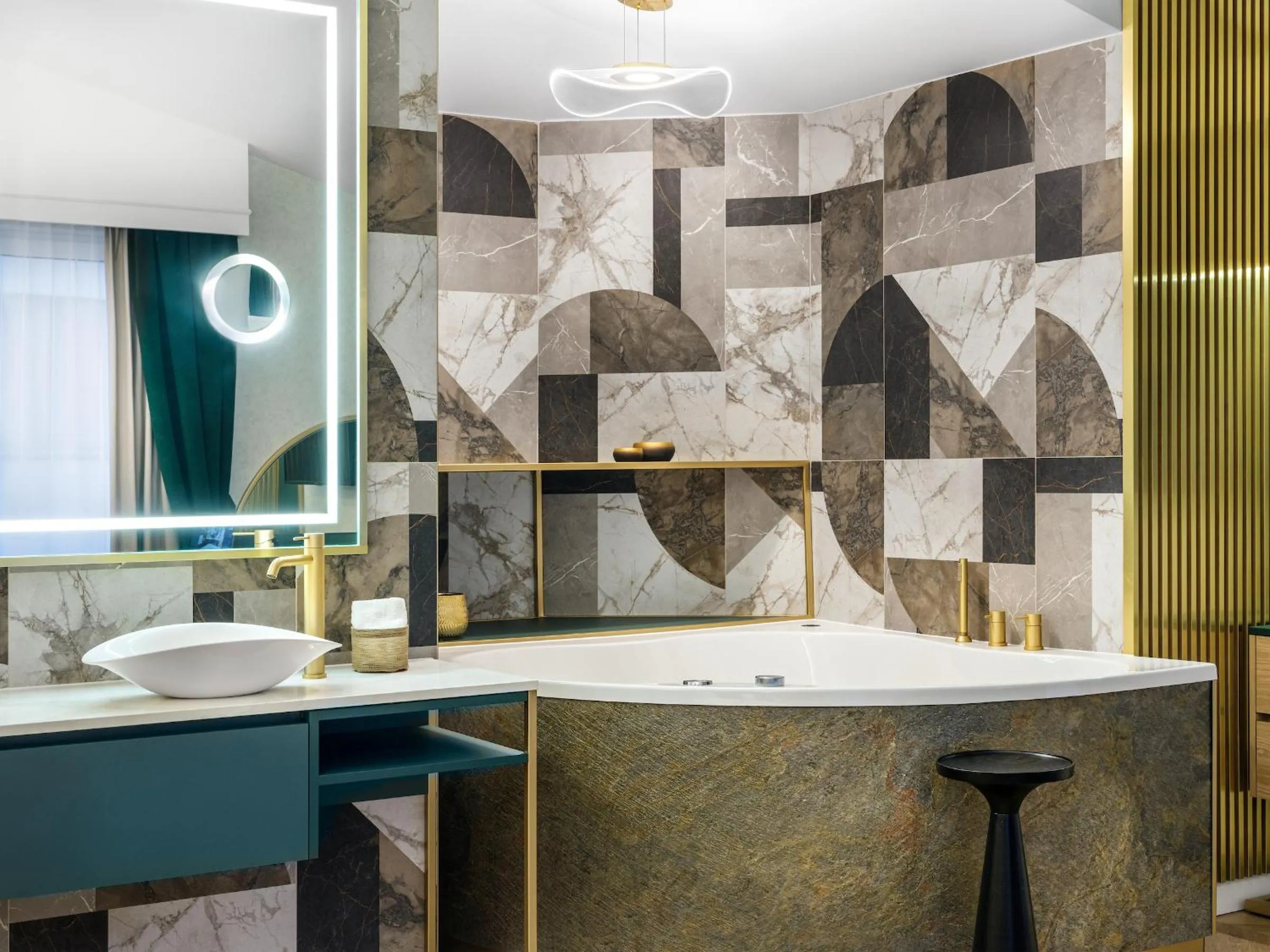 Hot Tub in Hotel Golden Queen