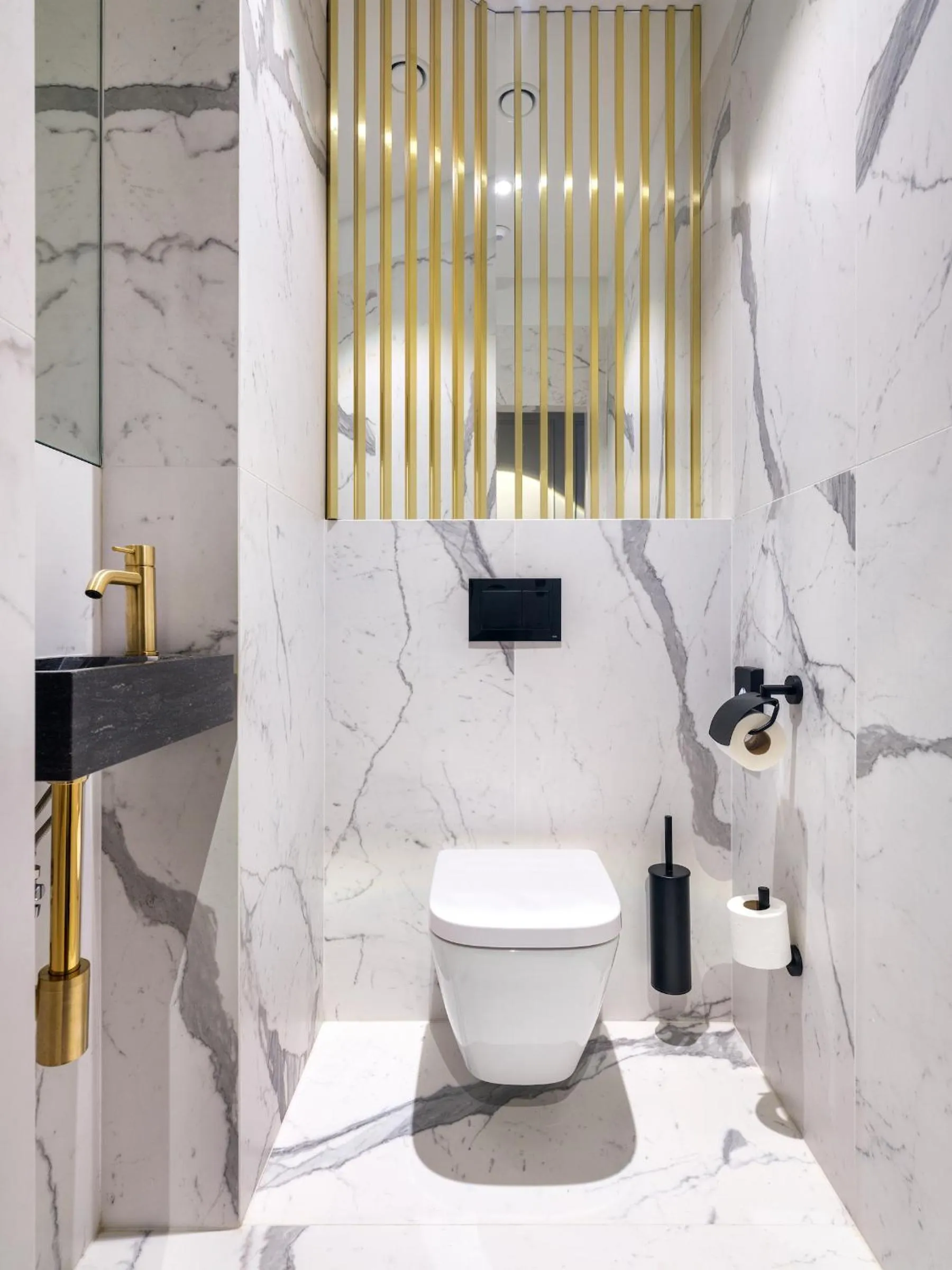 Toilet in Hotel Golden Queen