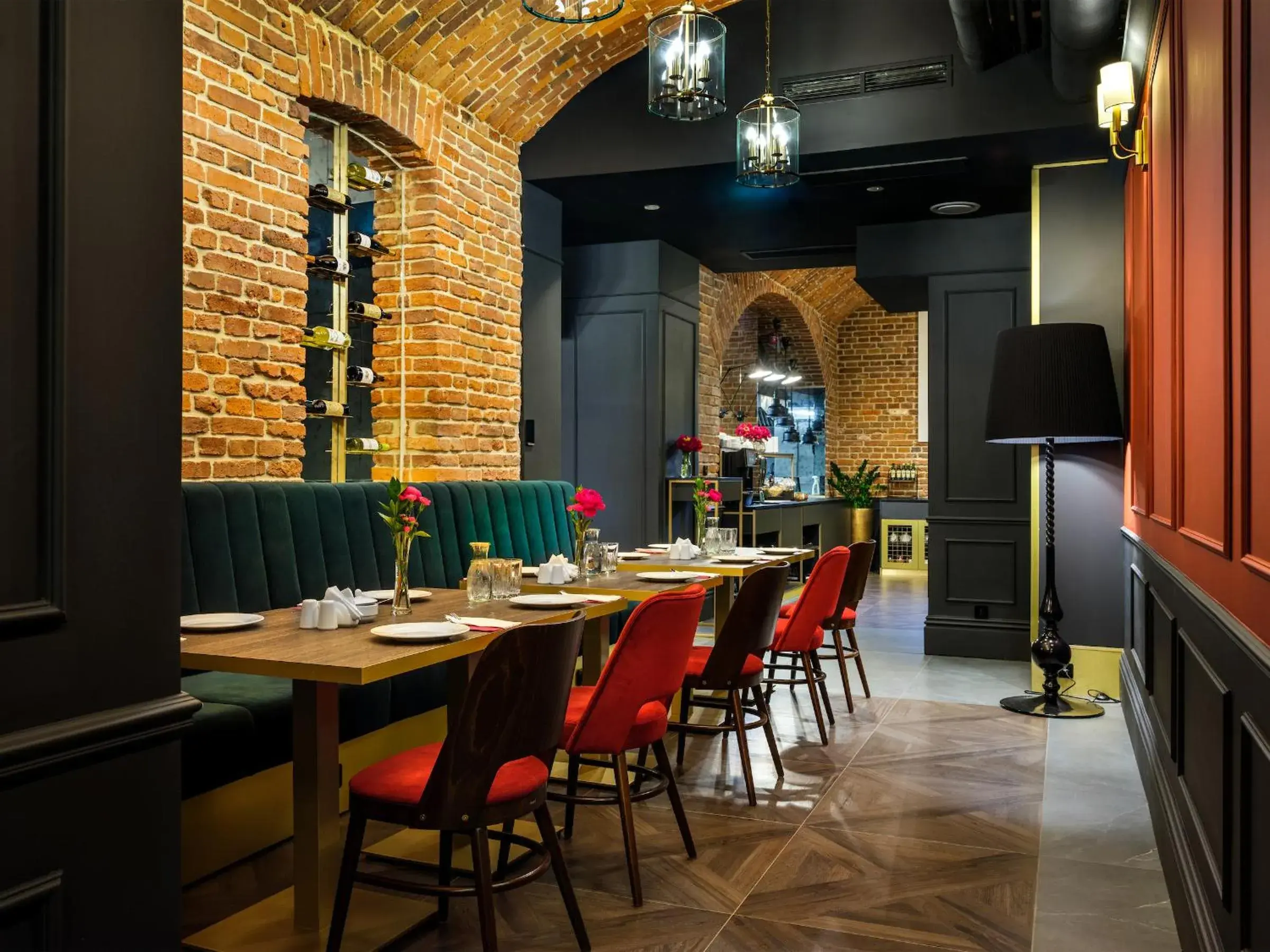 Restaurant/places to eat in Hotel Golden Queen Restaurant/places to eat in Hotel Golden Queen