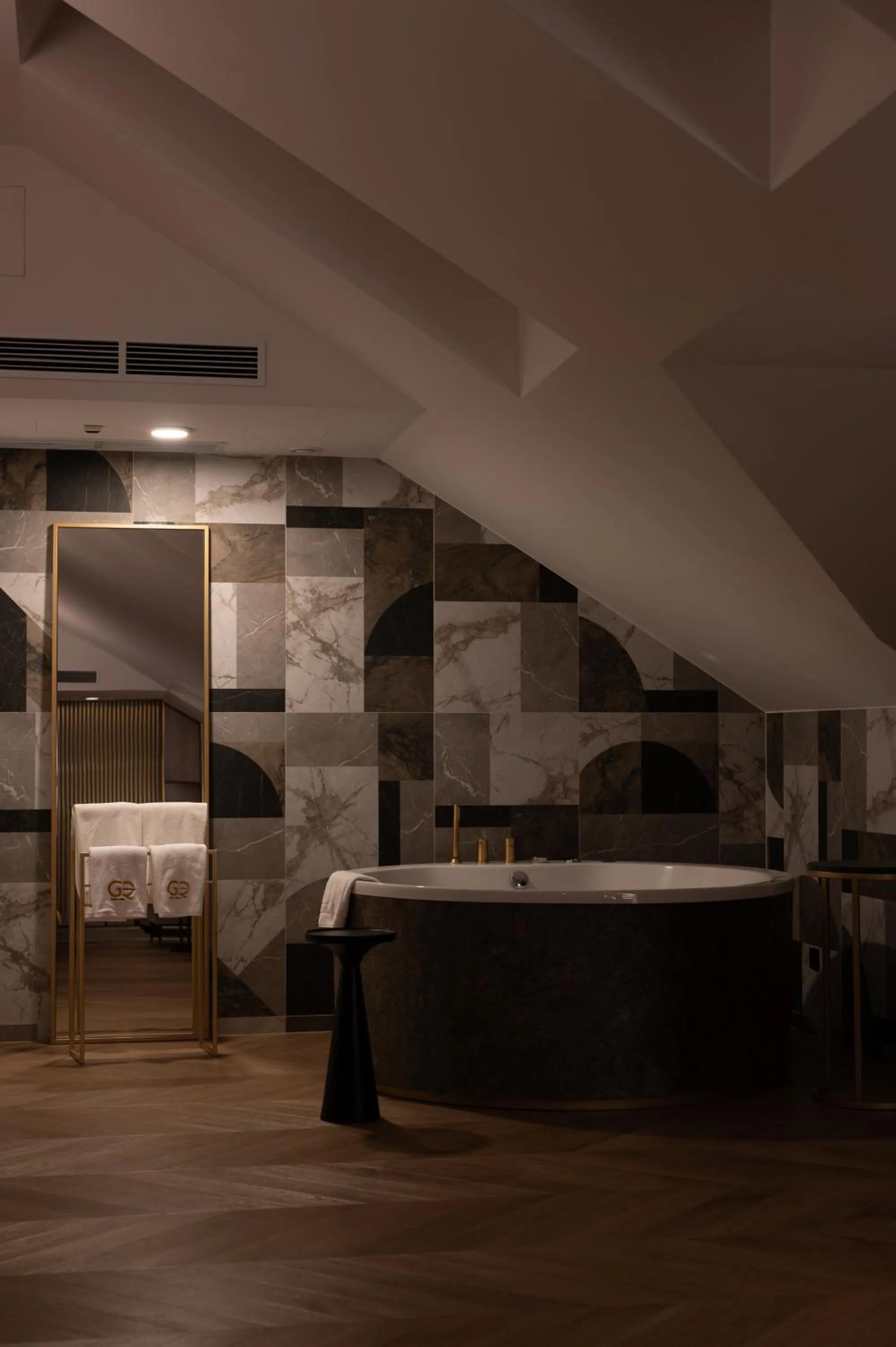 Hot Tub in Hotel Golden Queen