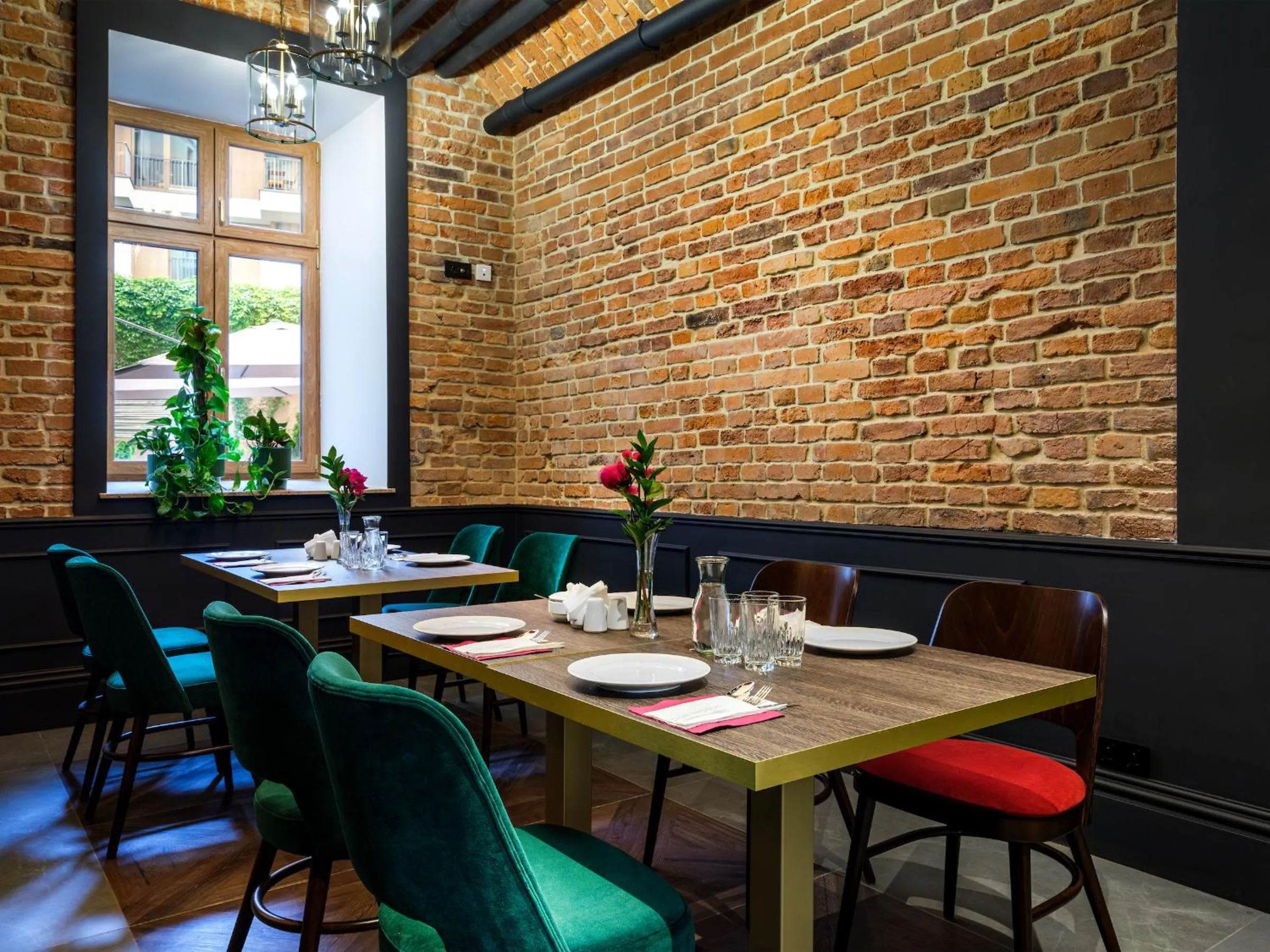 Restaurant/places to eat in Hotel Golden Queen