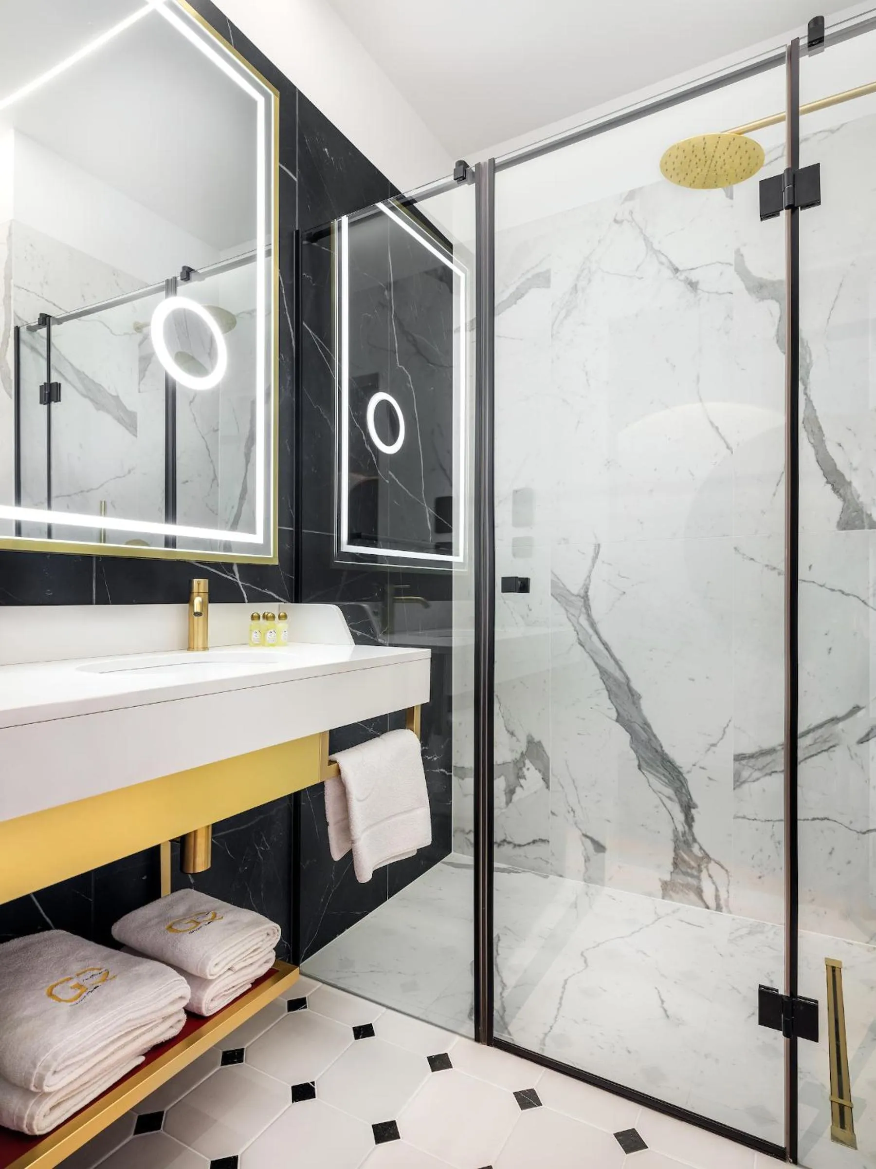 Bathroom in Hotel Golden Queen