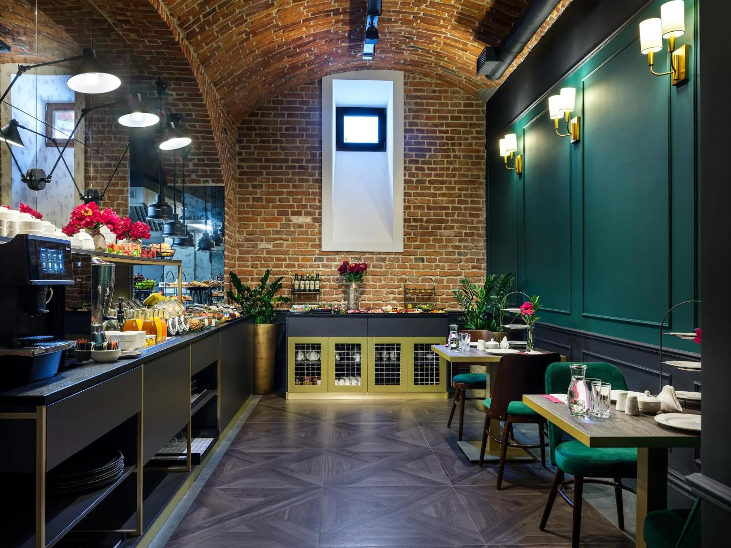 Restaurant/places to eat in Hotel Golden Queen