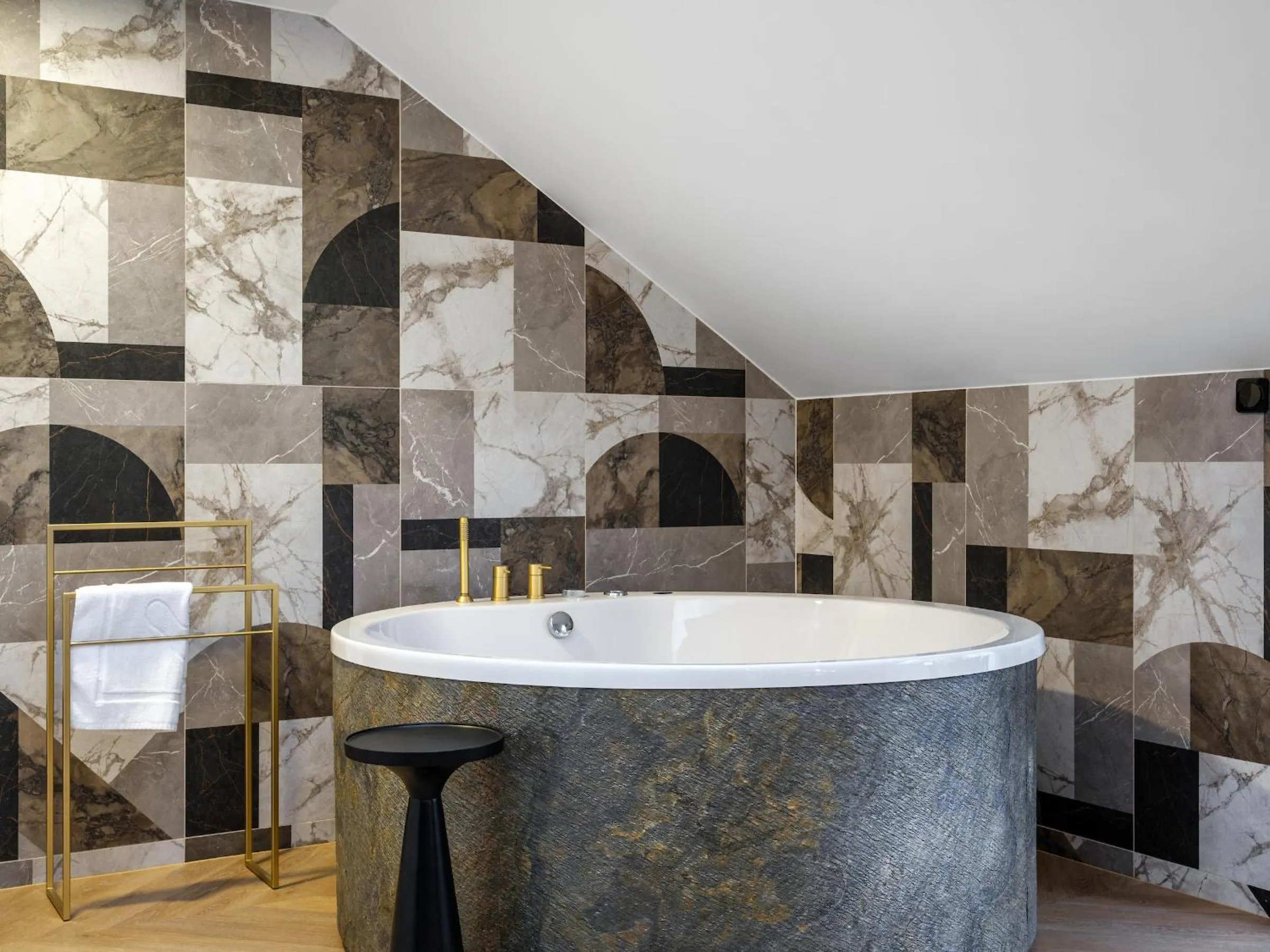 Hot Tub in Hotel Golden Queen