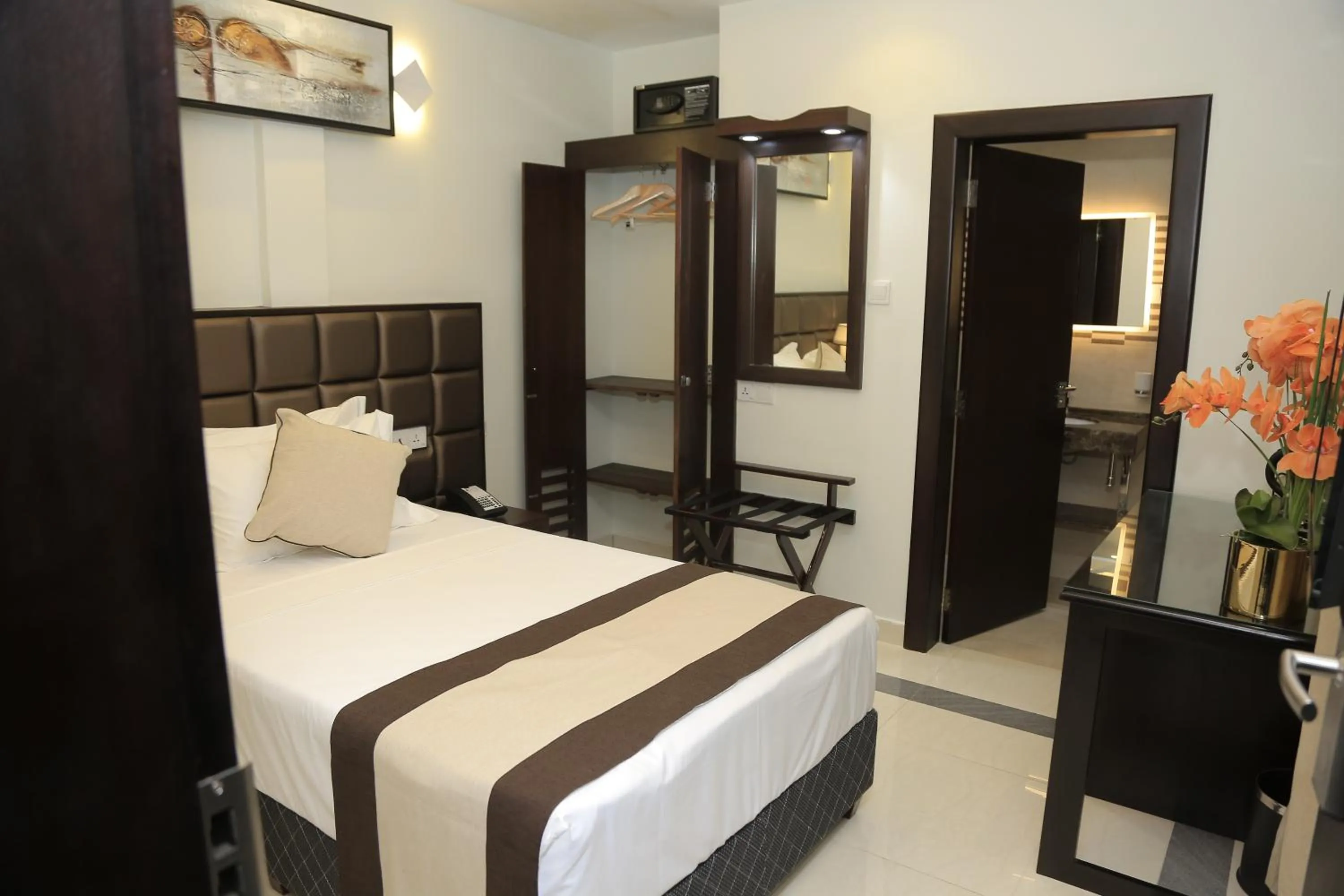 Bedroom, Bed in Viveka Hotel Colombo