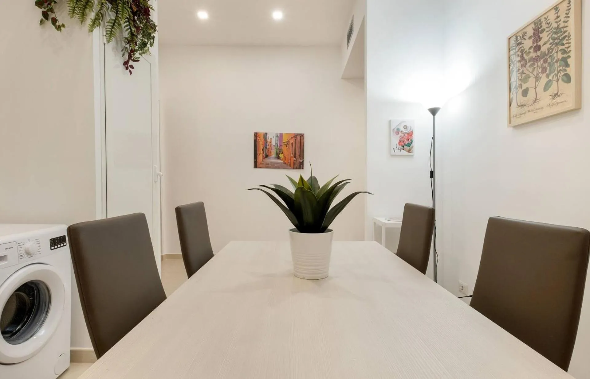 Dining area in iFlat Lovely and Bright 2 bed flat near Termini