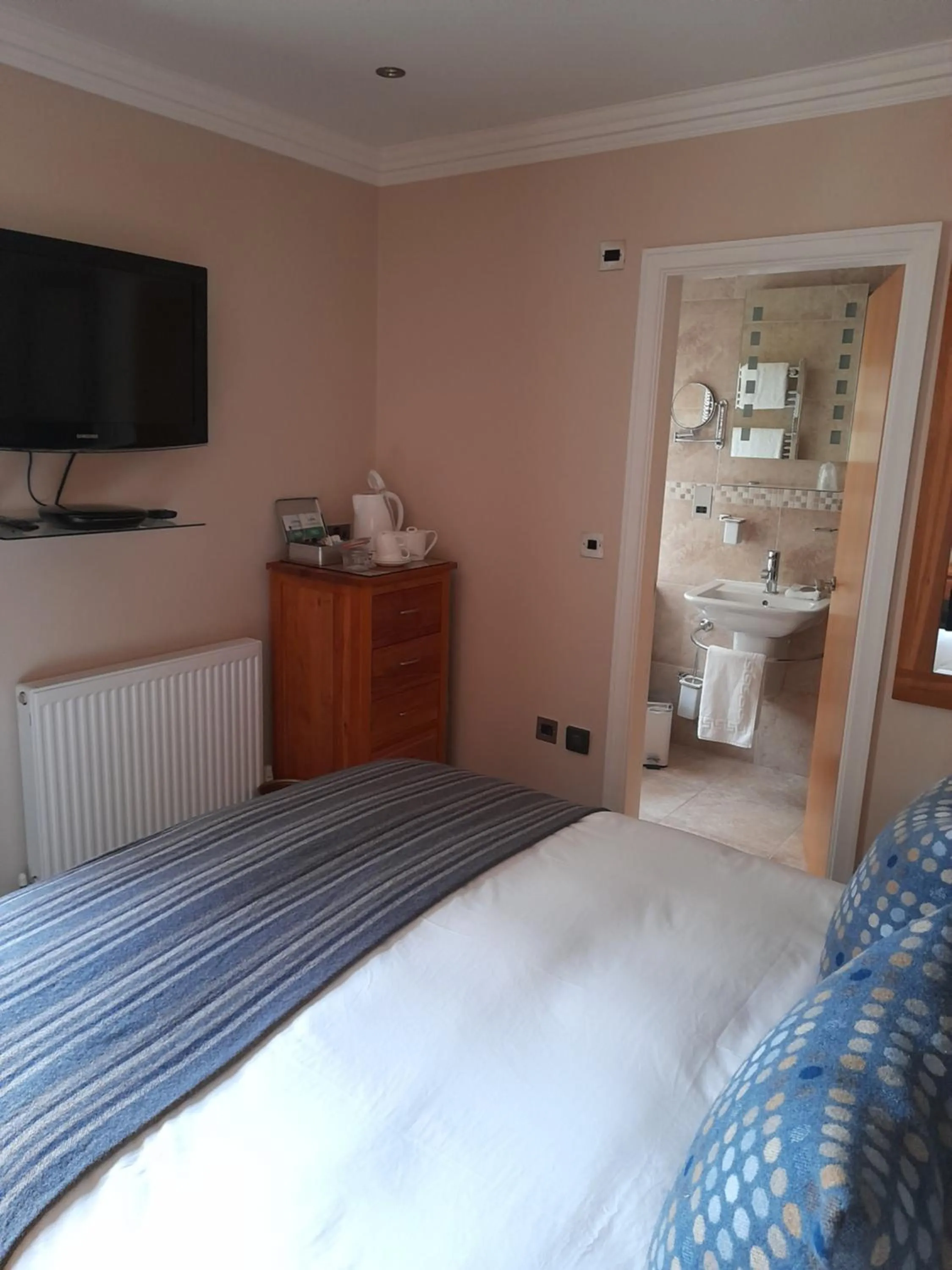 Bedroom, Bed in Langtrys